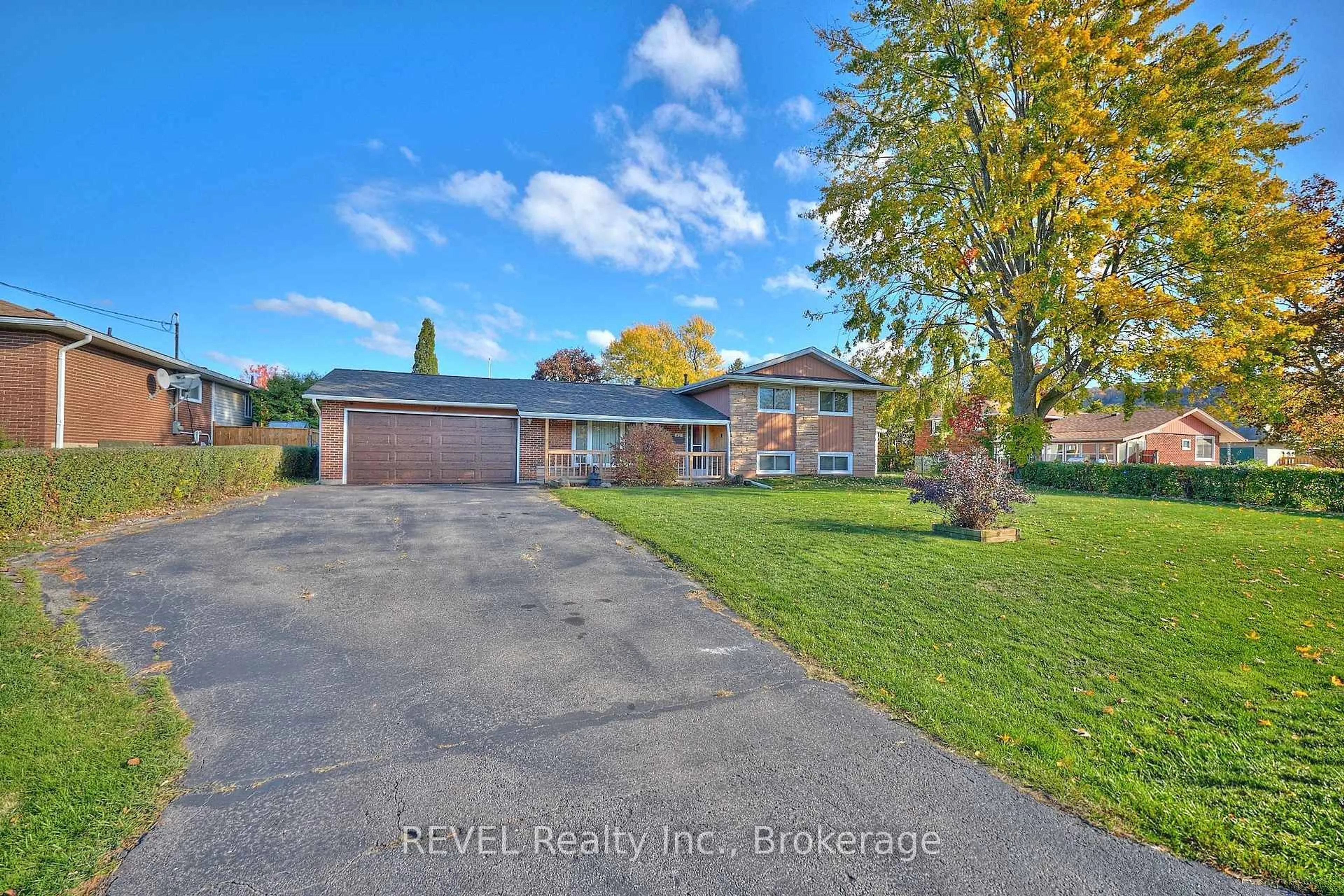 A pic from outside/outdoor area/front of a property/back of a property/a pic from drone, unknown for 42 Emily St, Grimsby Ontario L3M 4A2