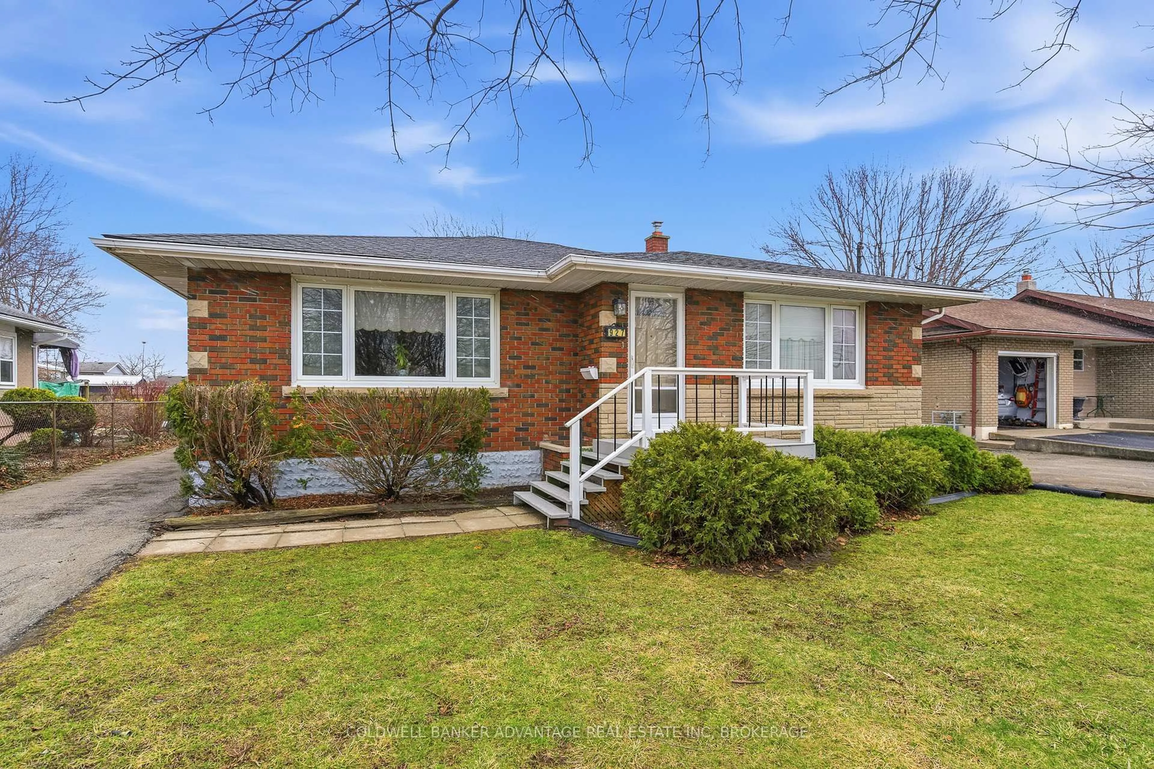 Home with brick exterior material, street for 927 Southworth St, Welland Ontario L3B 2A2