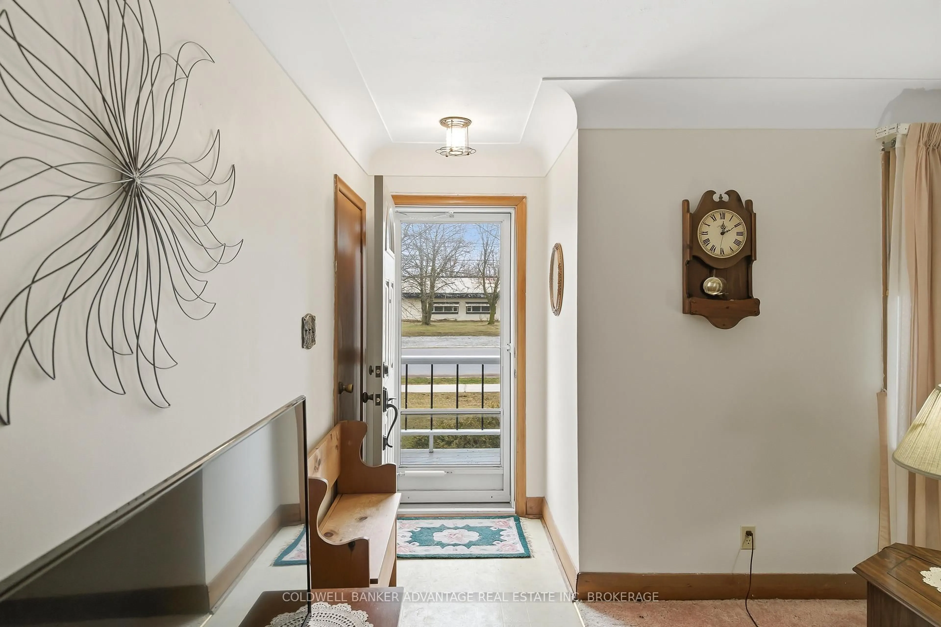 Indoor entryway for 927 Southworth St, Welland Ontario L3B 2A2