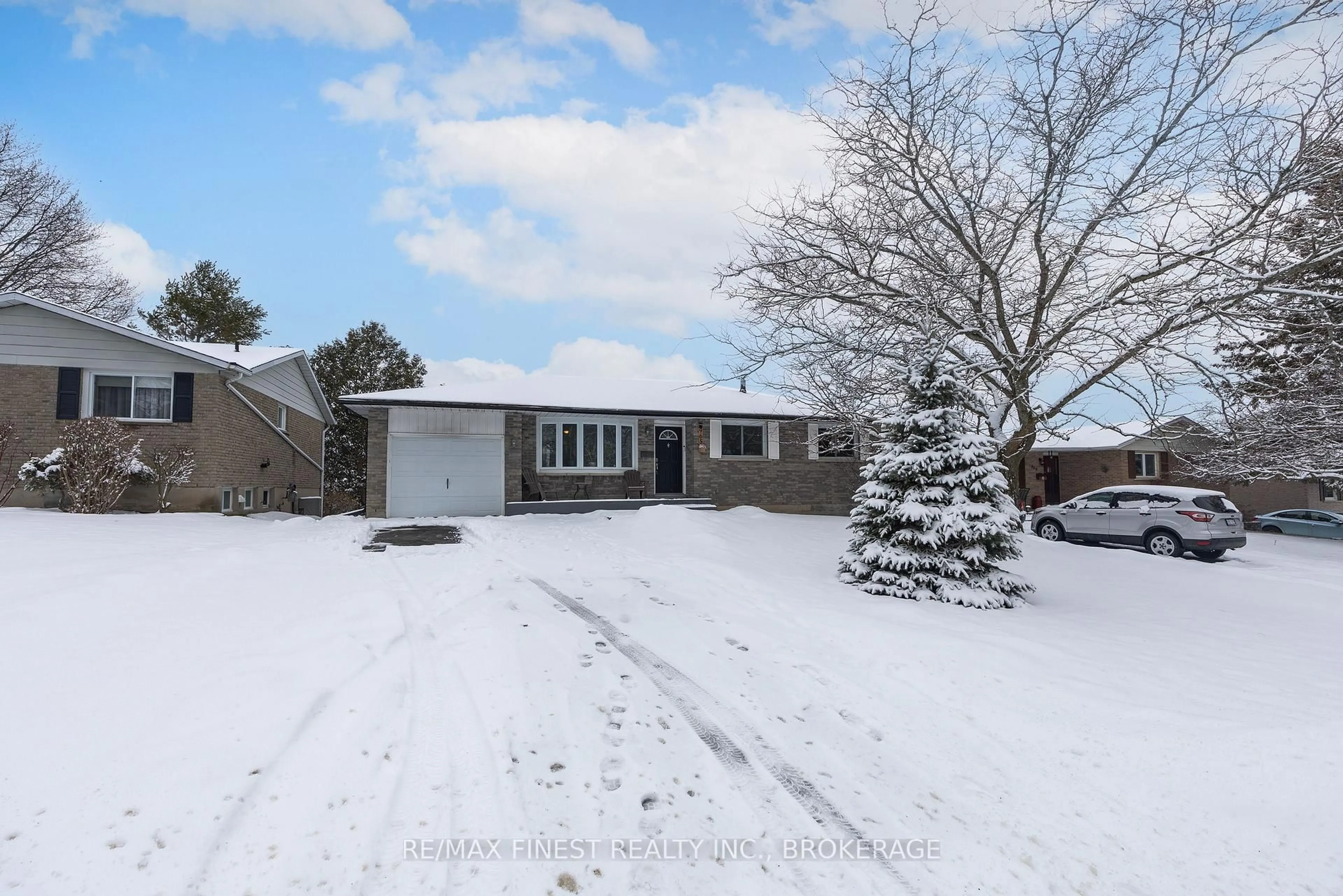 A pic from outside/outdoor area/front of a property/back of a property/a pic from drone, street for 965 Lincoln Dr, Kingston Ontario K7M 4Z3