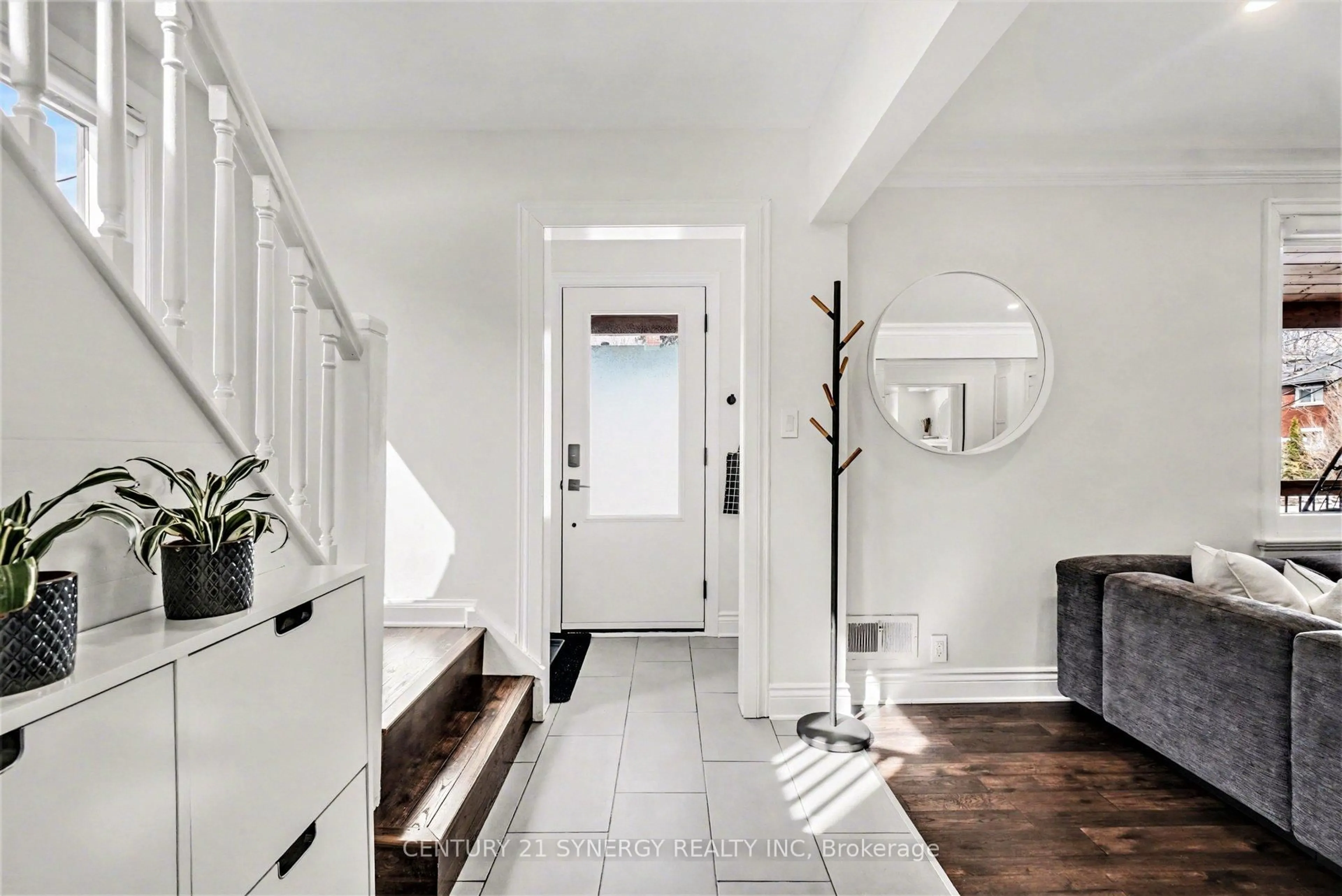 Indoor entryway for 286 Westhill Ave, Ottawa Ontario K1Z 7H6