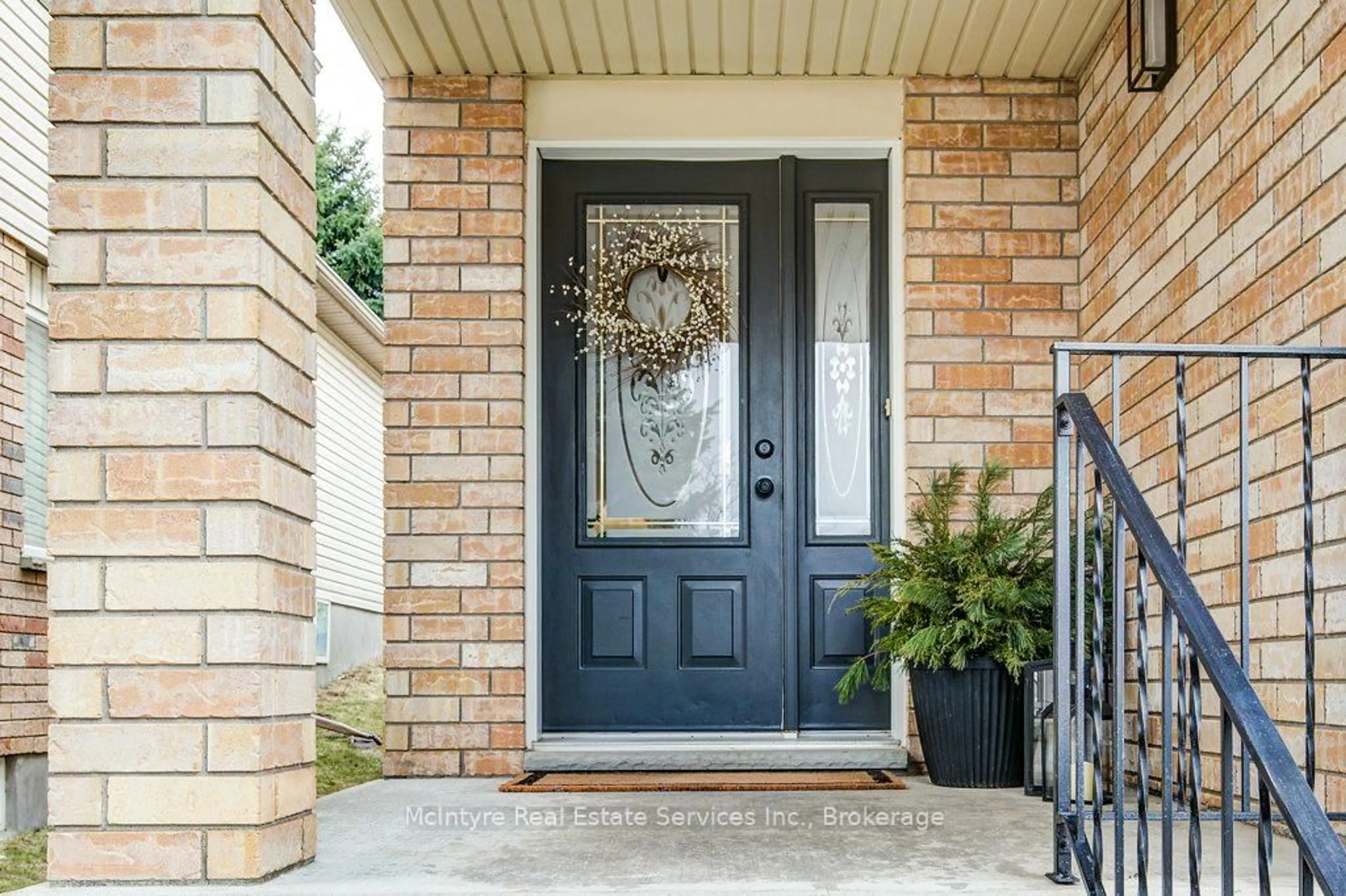 Indoor entryway for 91 Glencliffe Crt, Kitchener Ontario N2B 3X1