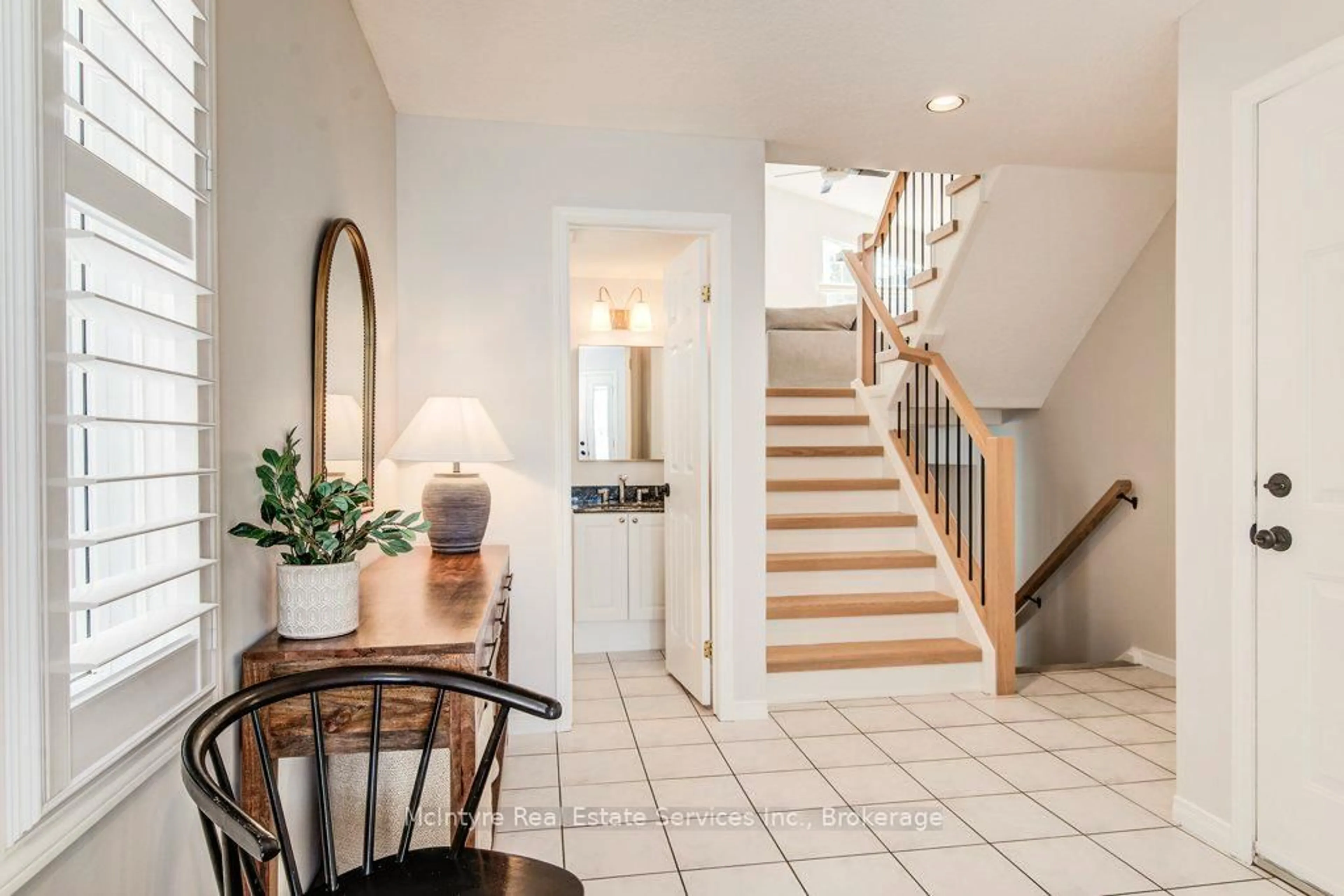 Indoor entryway for 91 Glencliffe Crt, Kitchener Ontario N2B 3X1