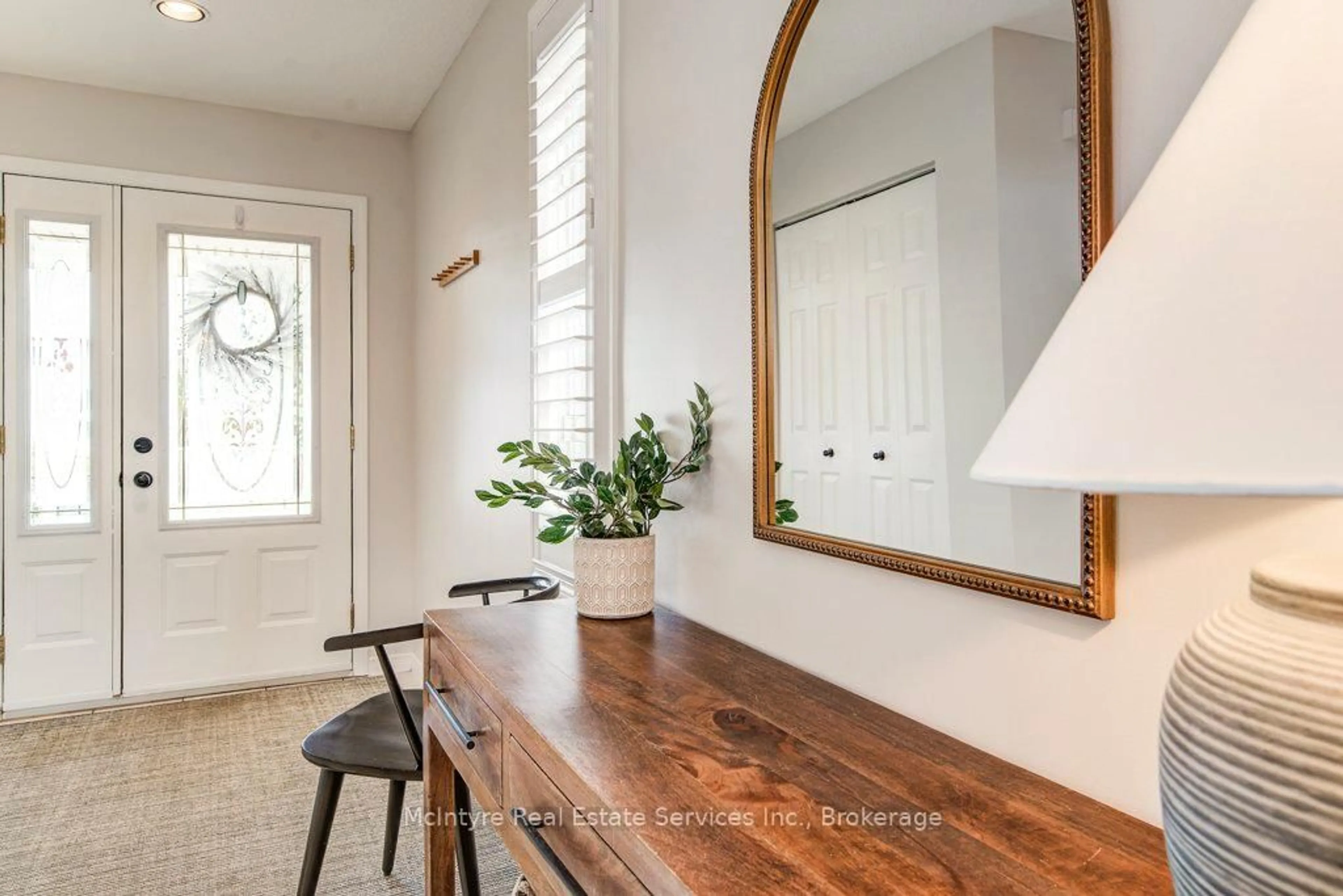 Indoor entryway for 91 Glencliffe Crt, Kitchener Ontario N2B 3X1