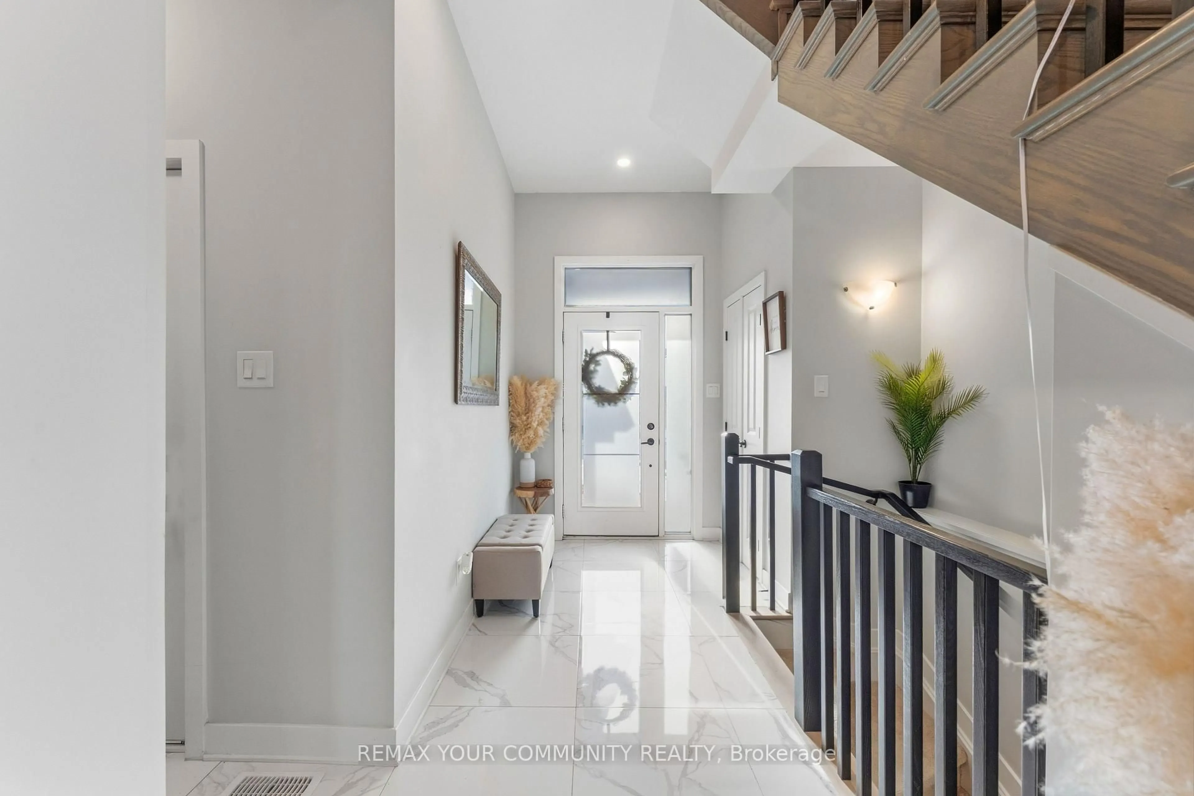 Indoor entryway for 206 Big Dipper St, Manotick Ontario K4M 0K5