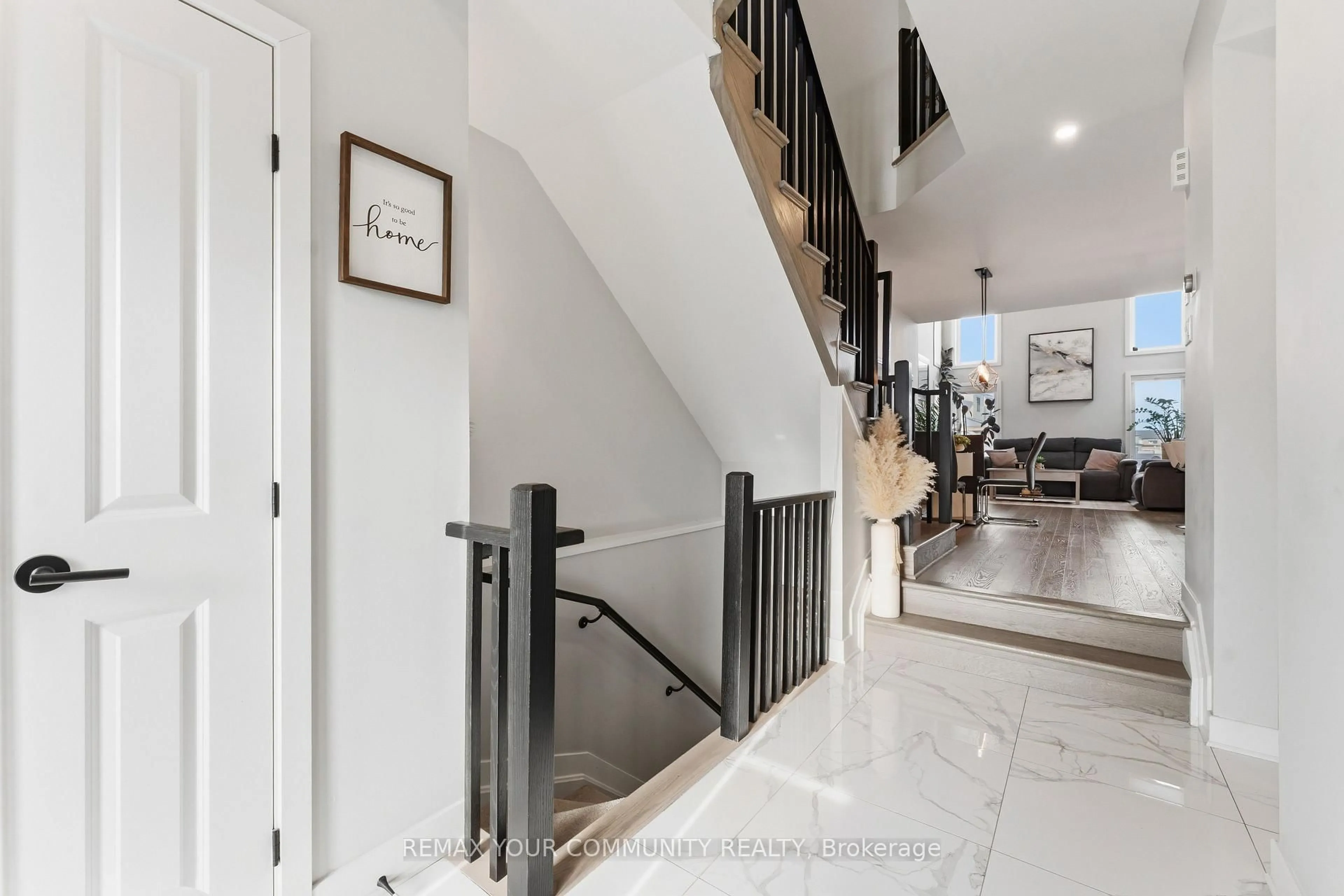 Indoor foyer for 206 Big Dipper St, Manotick Ontario K4M 0K5