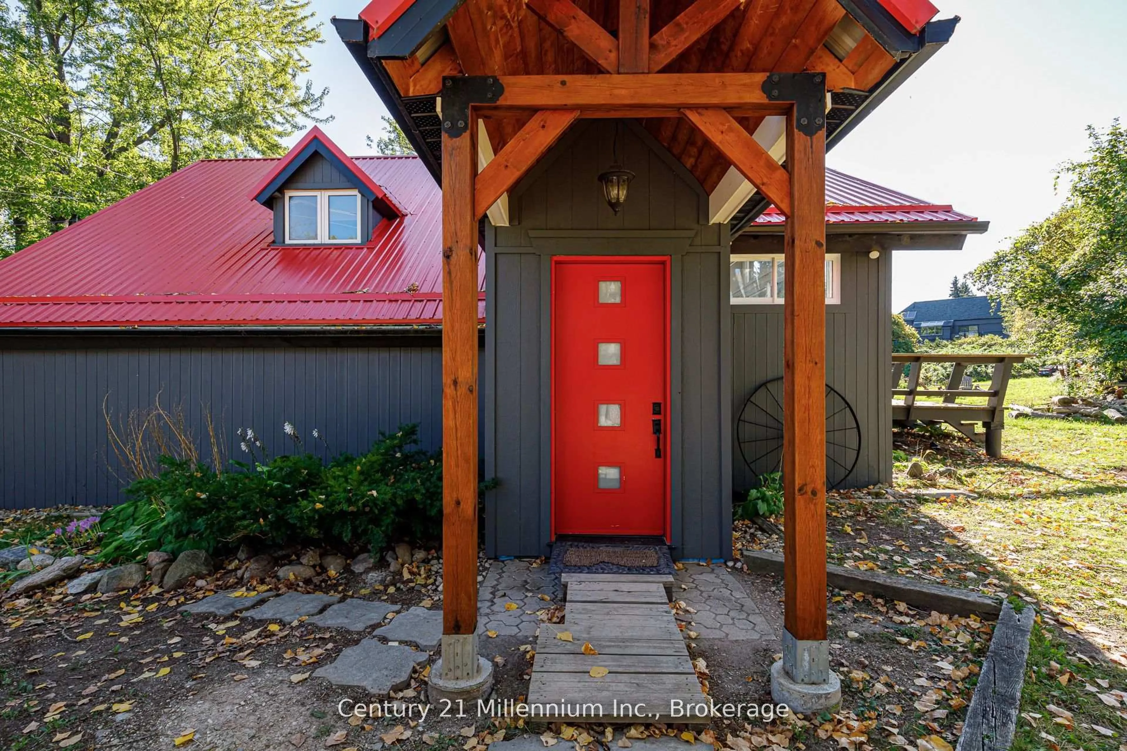 Indoor entryway for 178 Sleepy Hollow Rd, Blue Mountains Ontario L9Y 0S8