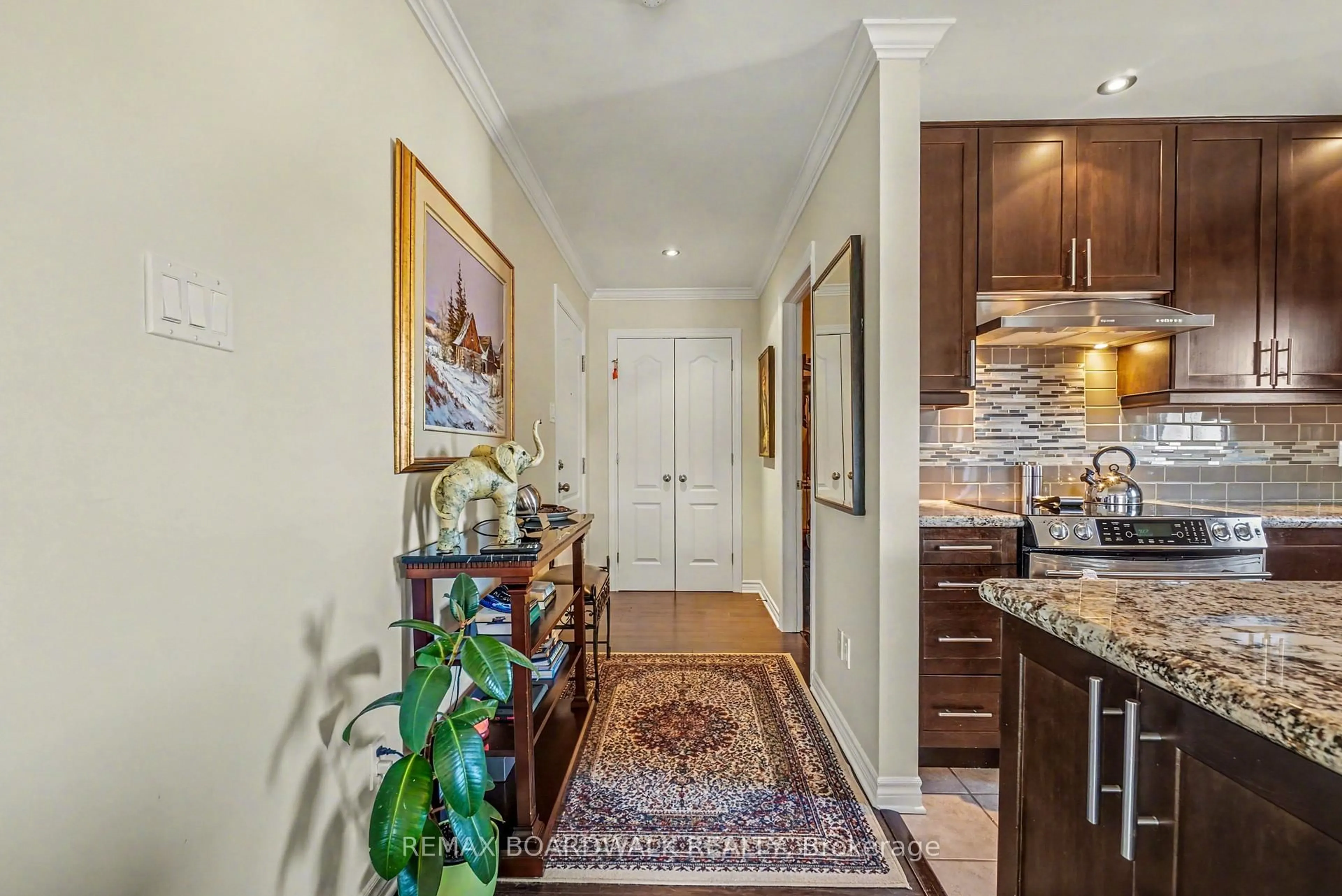 Indoor entryway for 32 De La Croisee St #Unit 204, Russell Ontario K0A 1W0