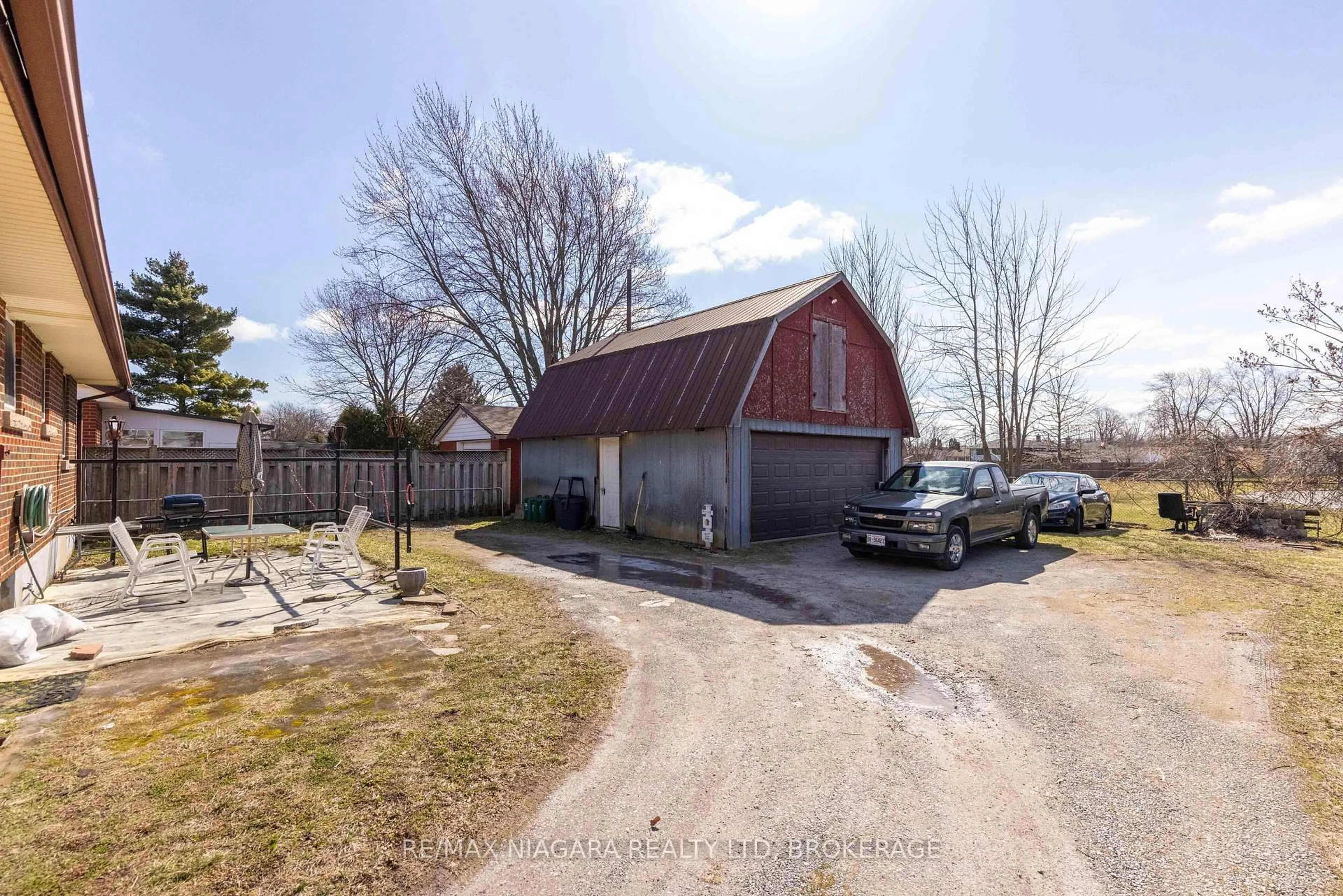 A pic from outside/outdoor area/front of a property/back of a property/a pic from drone, street for 6438 Wendy Dr, Niagara Falls Ontario L2G 3H6