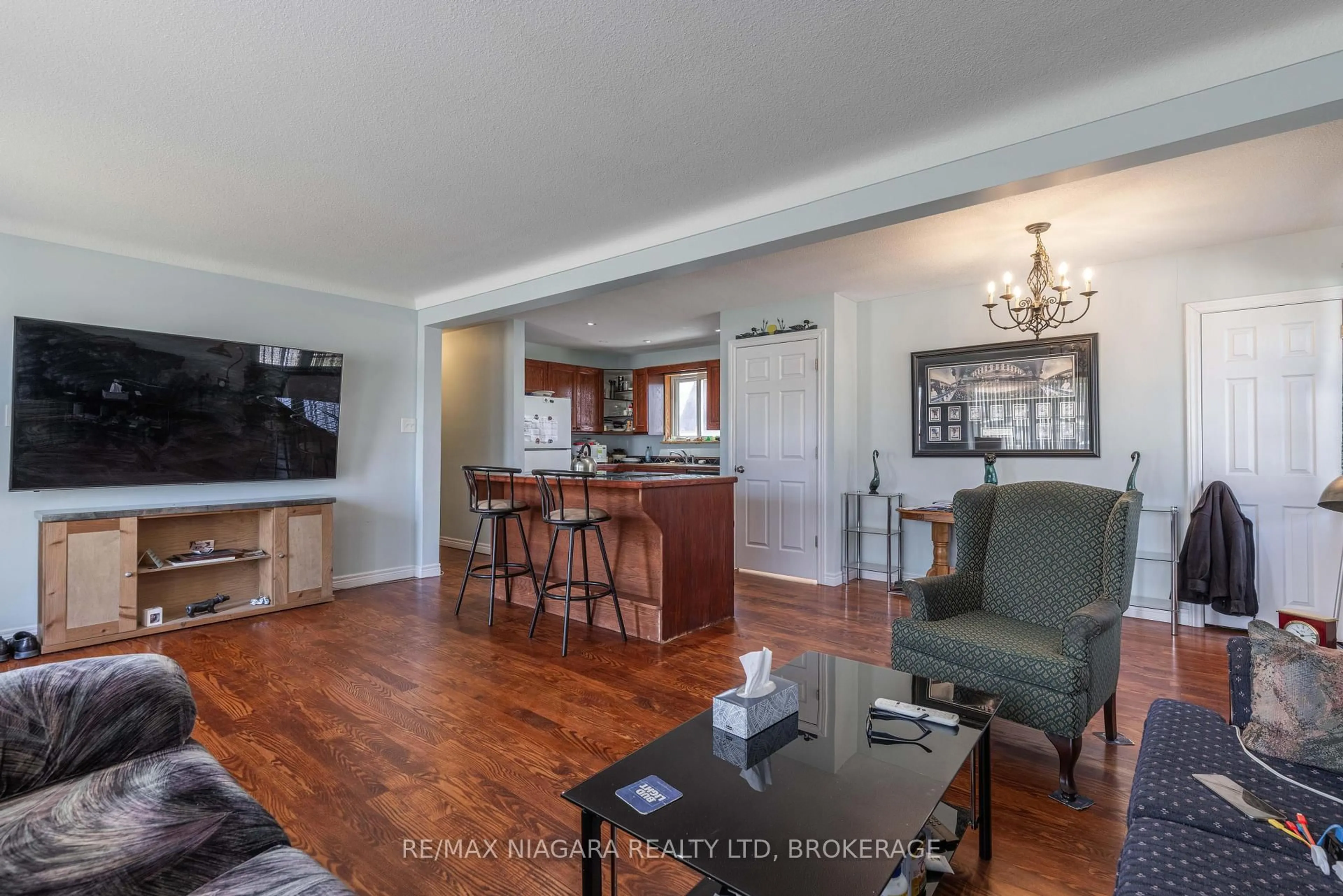 Living room with furniture, wood/laminate floor for 6438 Wendy Dr, Niagara Falls Ontario L2G 3H6