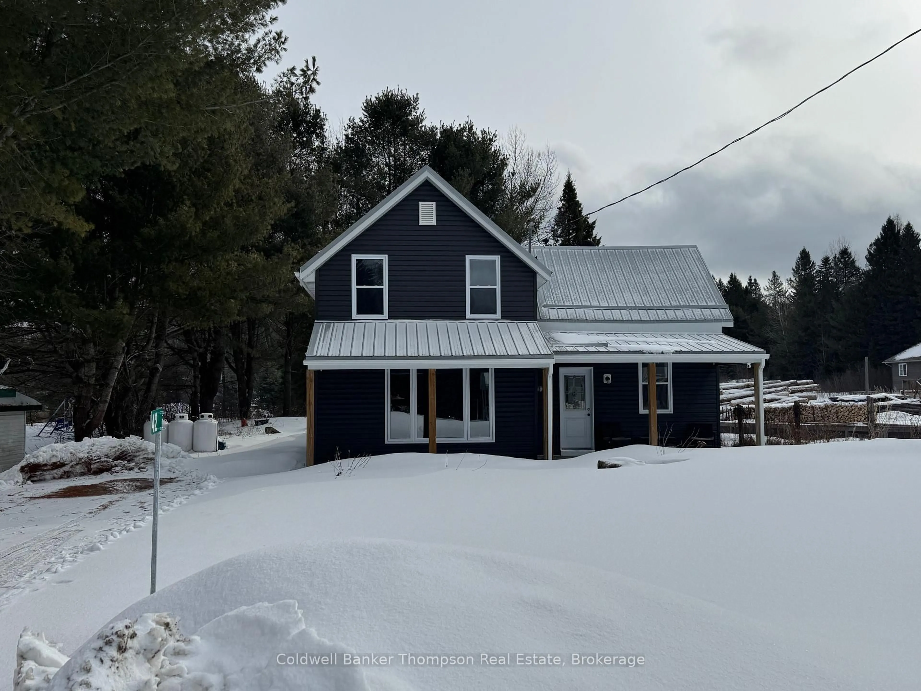A pic from outside/outdoor area/front of a property/back of a property/a pic from drone, street for 42 King William St, Kearney Ontario P0A 1M0