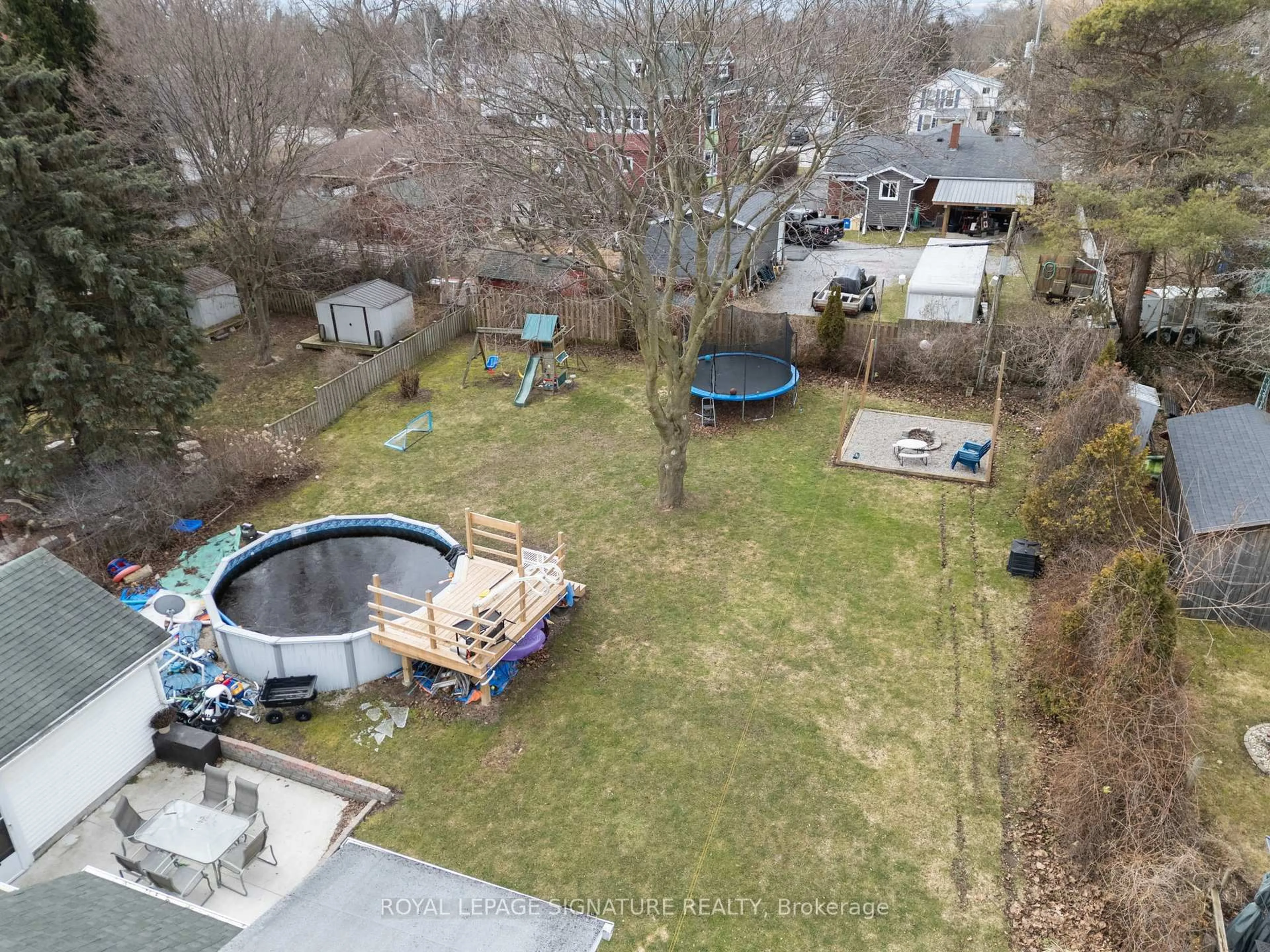A pic from outside/outdoor area/front of a property/back of a property/a pic from drone, unknown for 421 St Andrew St, Norfolk Ontario N0A 1N0