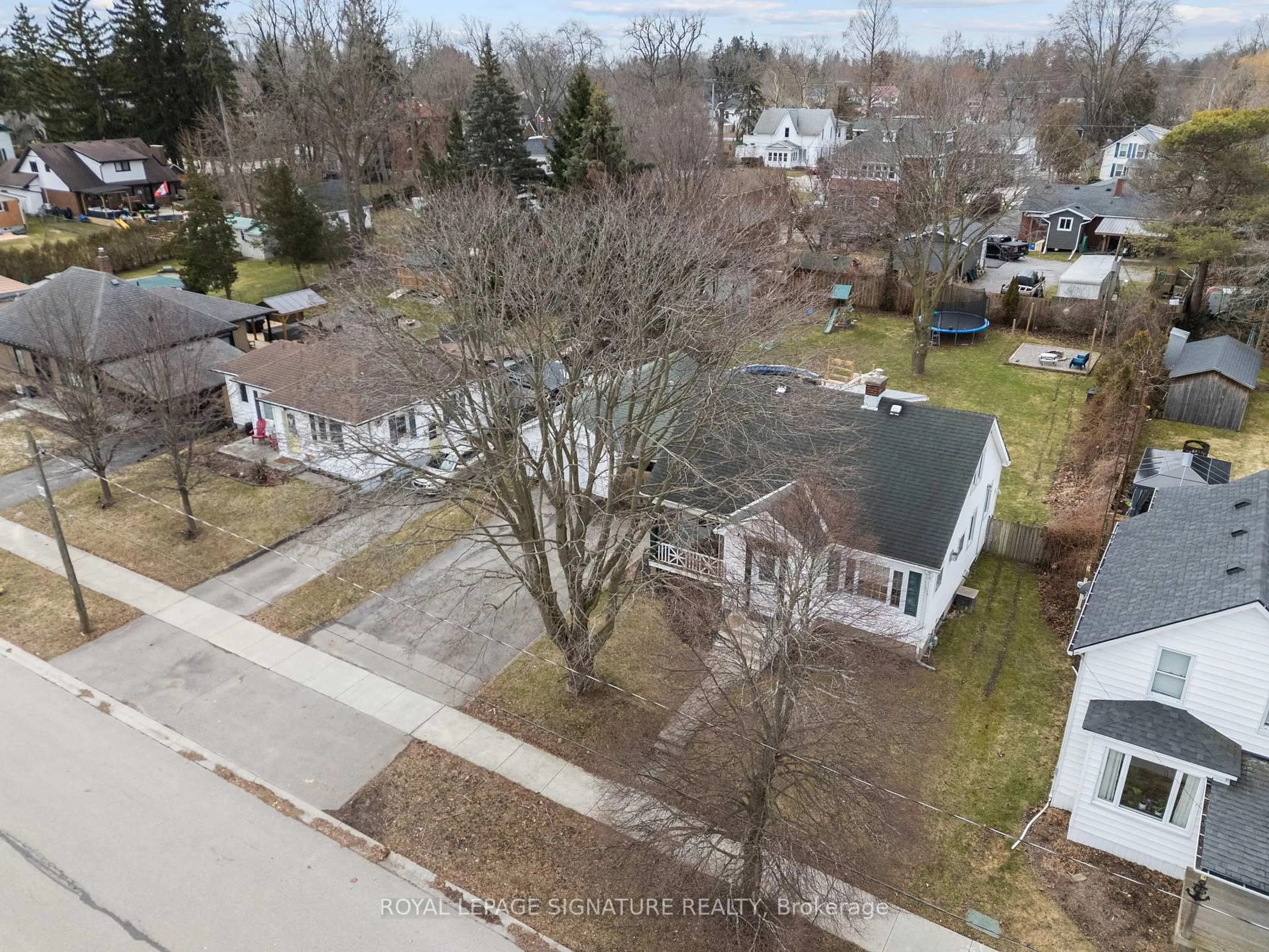 A pic from outside/outdoor area/front of a property/back of a property/a pic from drone, street for 421 St Andrew St, Norfolk Ontario N0A 1N0