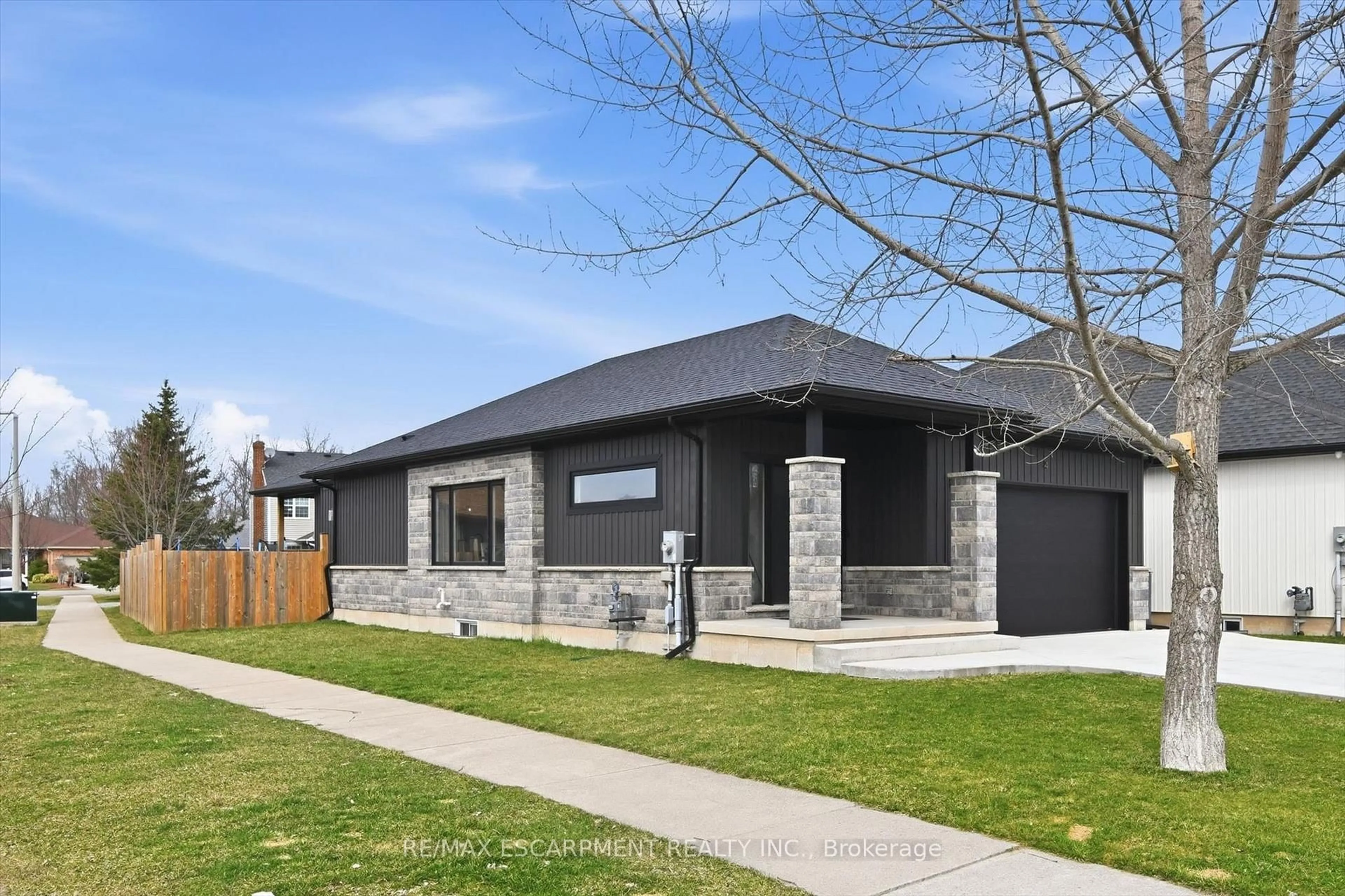 Home with brick exterior material, street for 4 Harvard Crt, Welland Ontario L3B 6E7