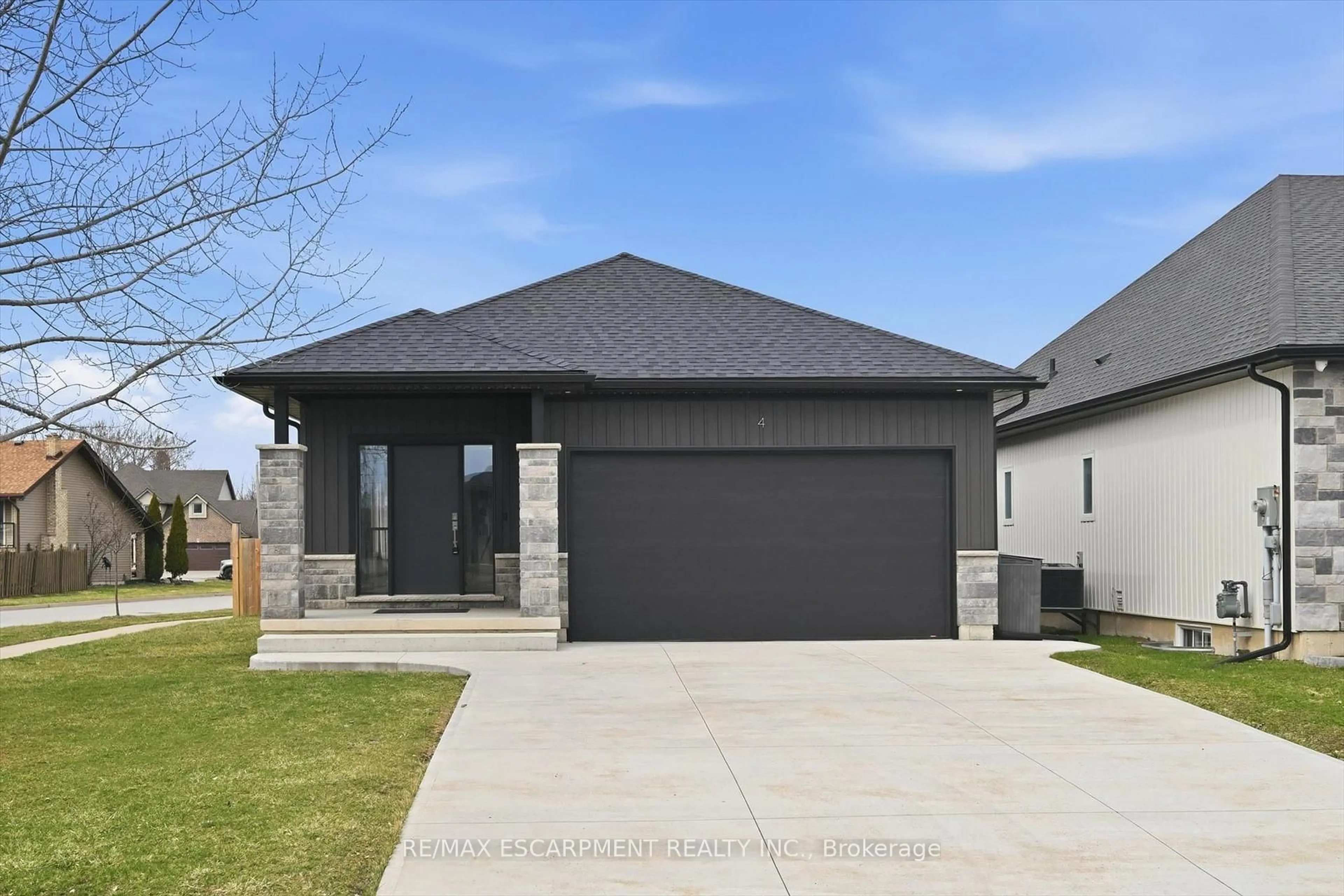 Home with brick exterior material, street for 4 Harvard Crt, Welland Ontario L3B 6E7