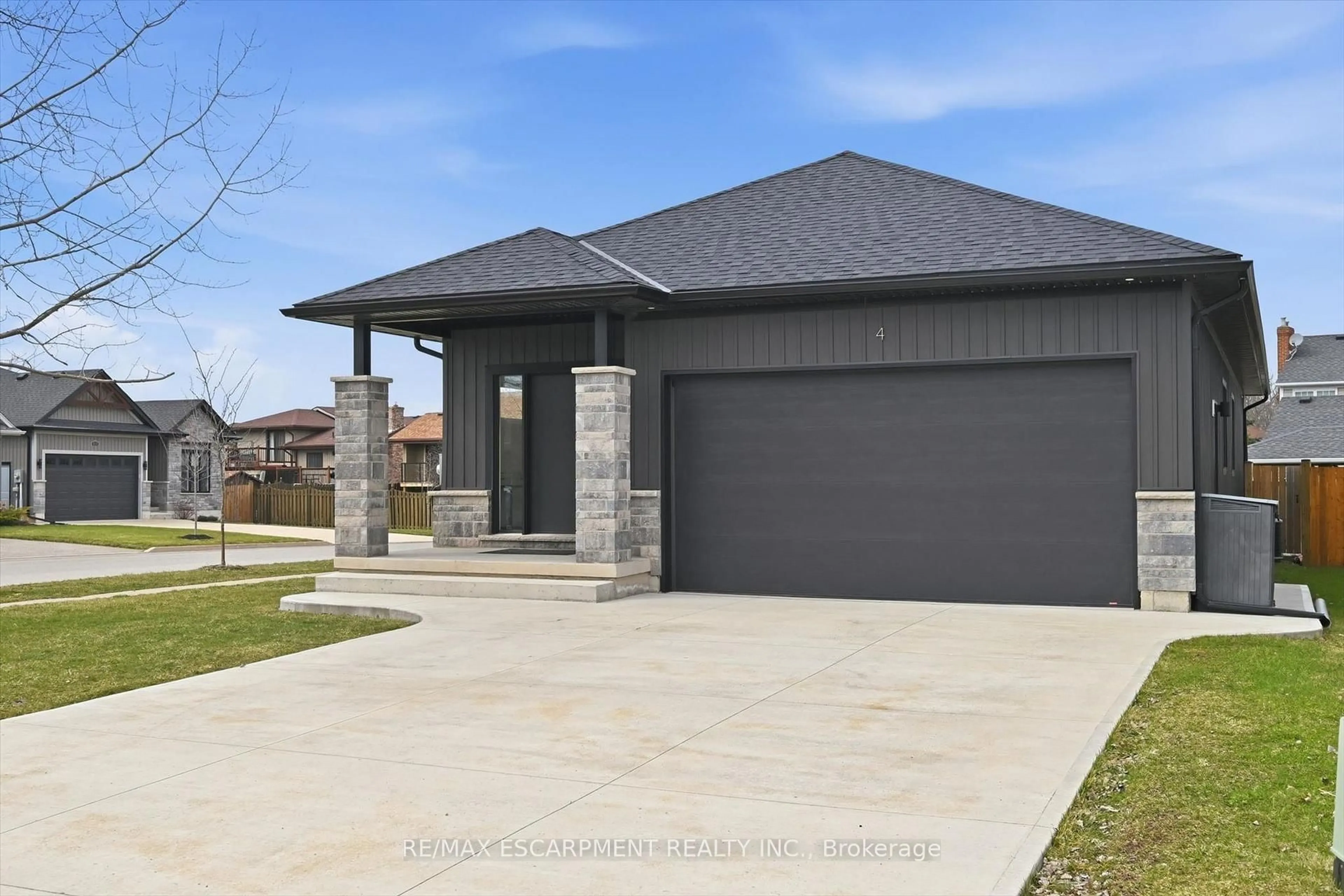 Home with brick exterior material, street for 4 Harvard Crt, Welland Ontario L3B 6E7