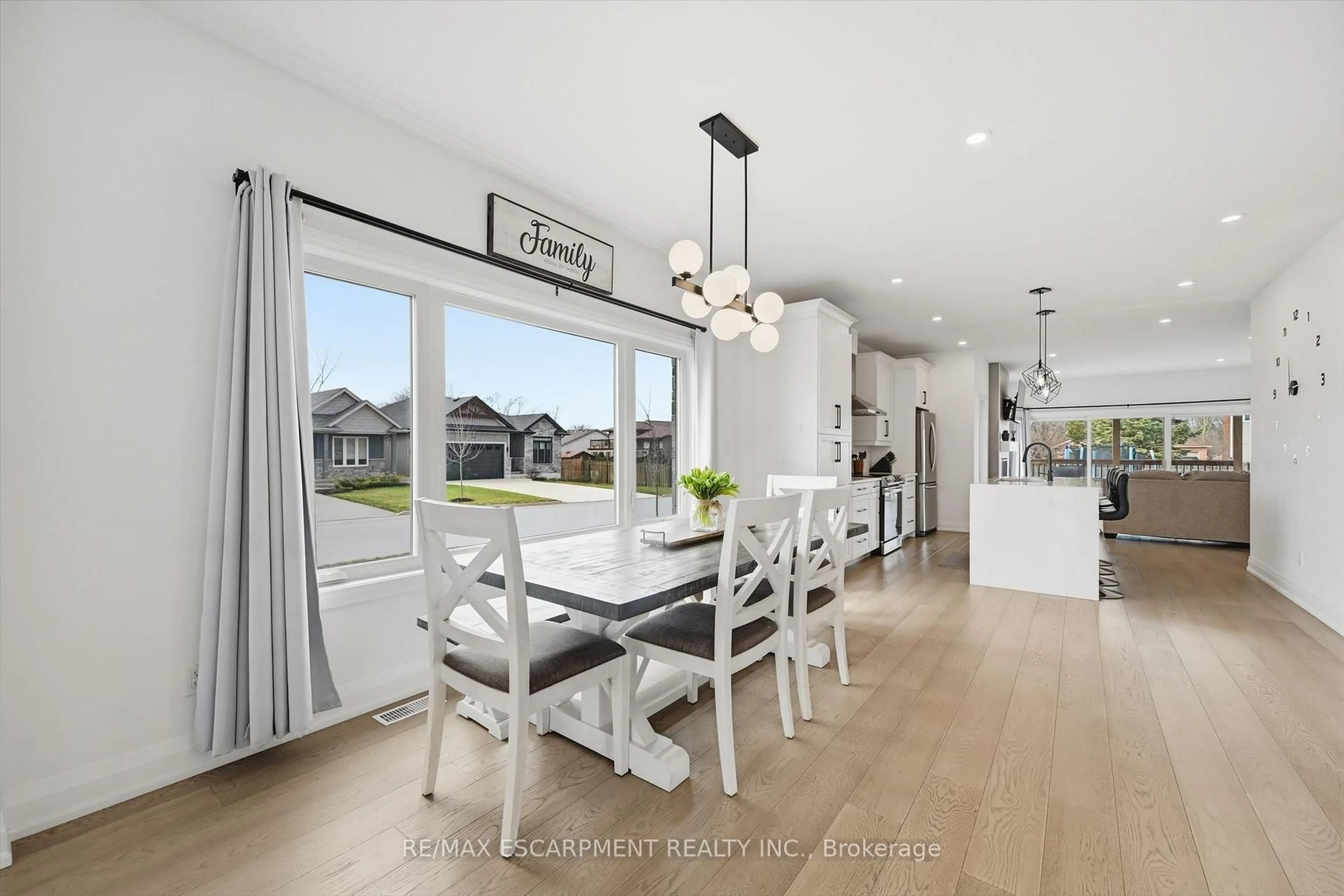 Open concept kitchen, unknown for 4 Harvard Crt, Welland Ontario L3B 6E7