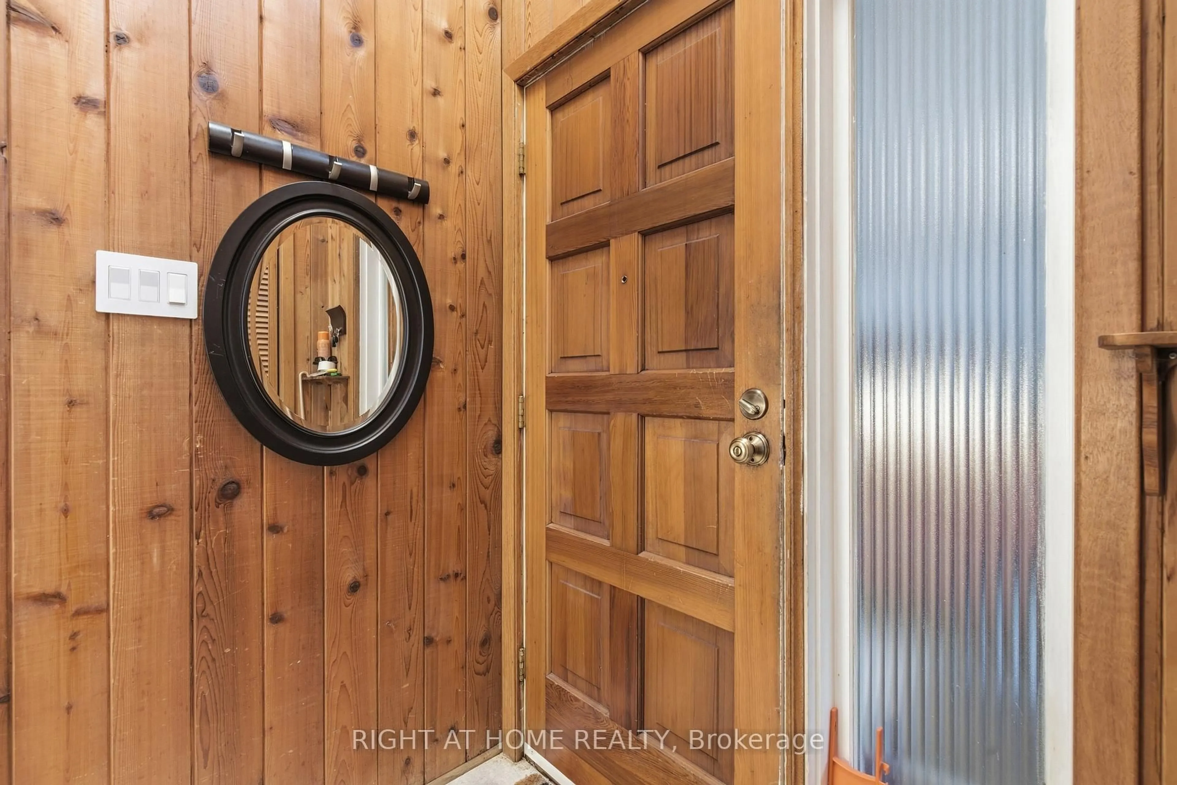 Indoor entryway for 313 Bowen Rd, Fort Erie Ontario L2A 2Z1