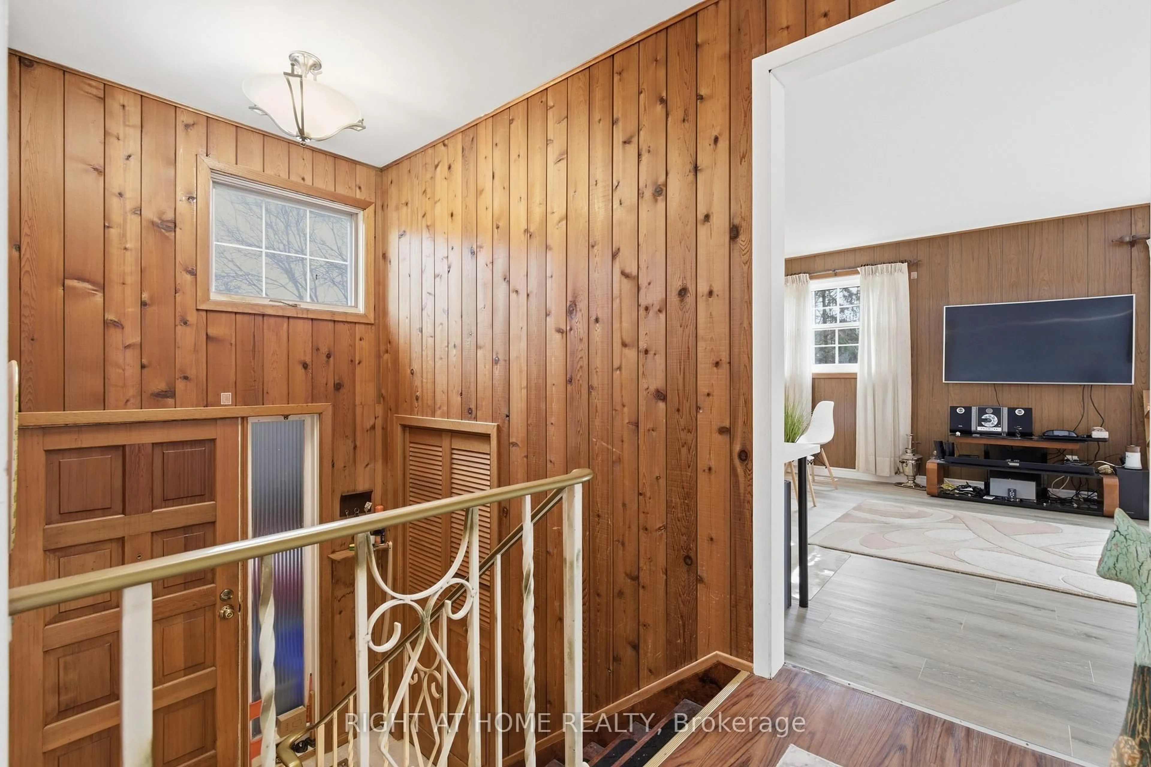 Indoor entryway for 313 Bowen Rd, Fort Erie Ontario L2A 2Z1