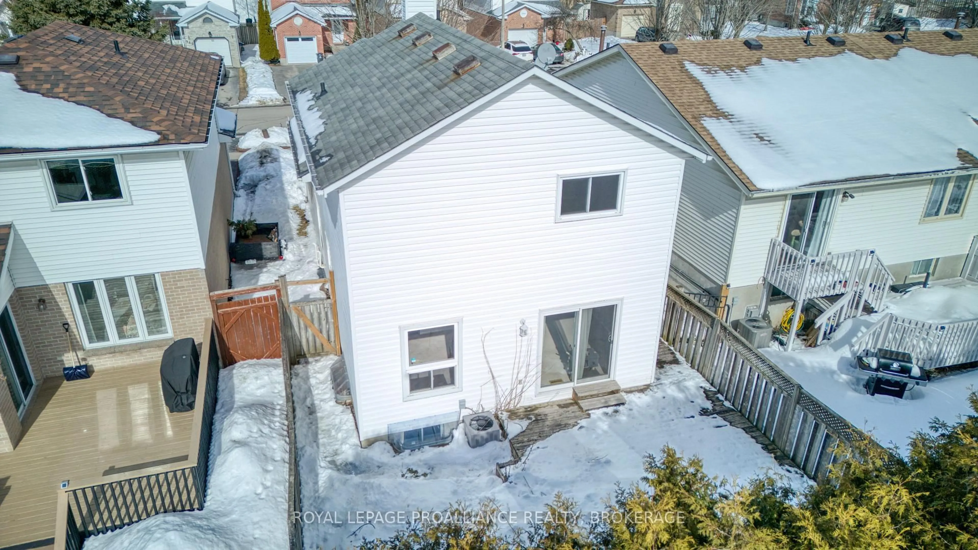 A pic from outside/outdoor area/front of a property/back of a property/a pic from drone, unknown for 937 Killarney Cres, Kingston Ontario K7M 8E2
