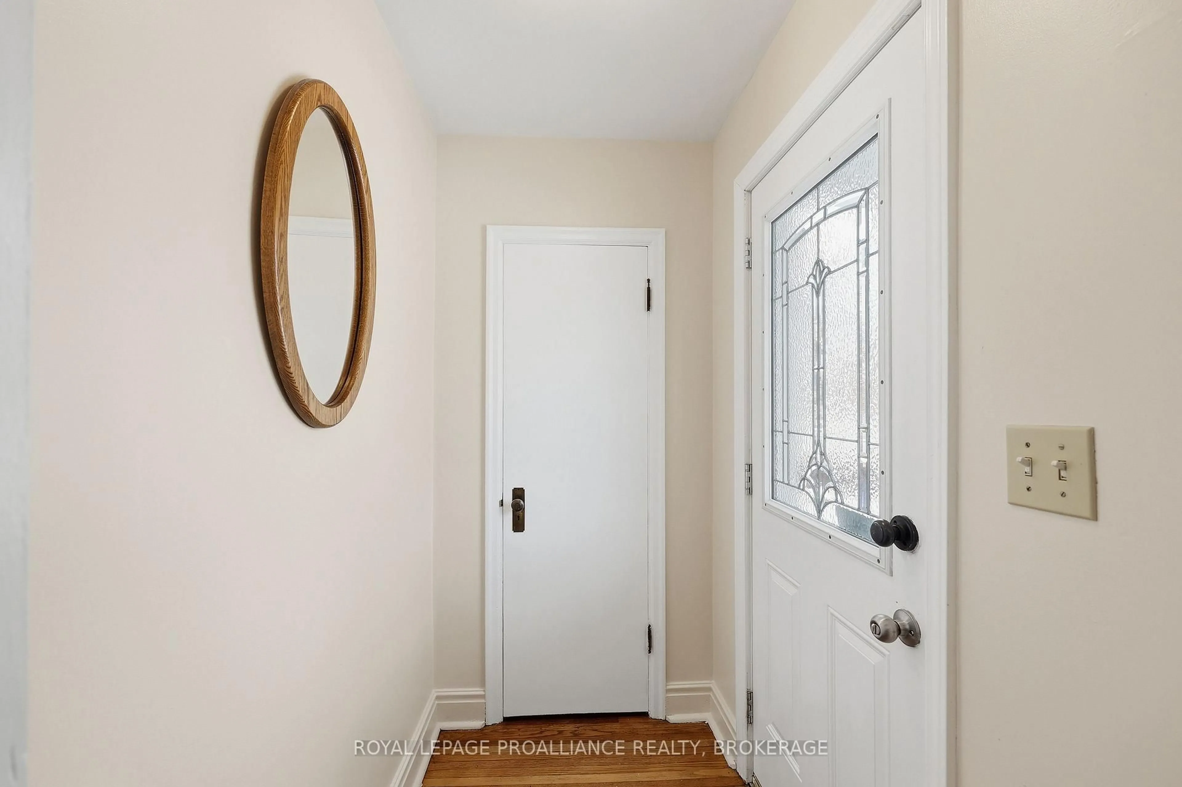 Indoor entryway for 419 College St, Kingston Ontario K7L 4M8
