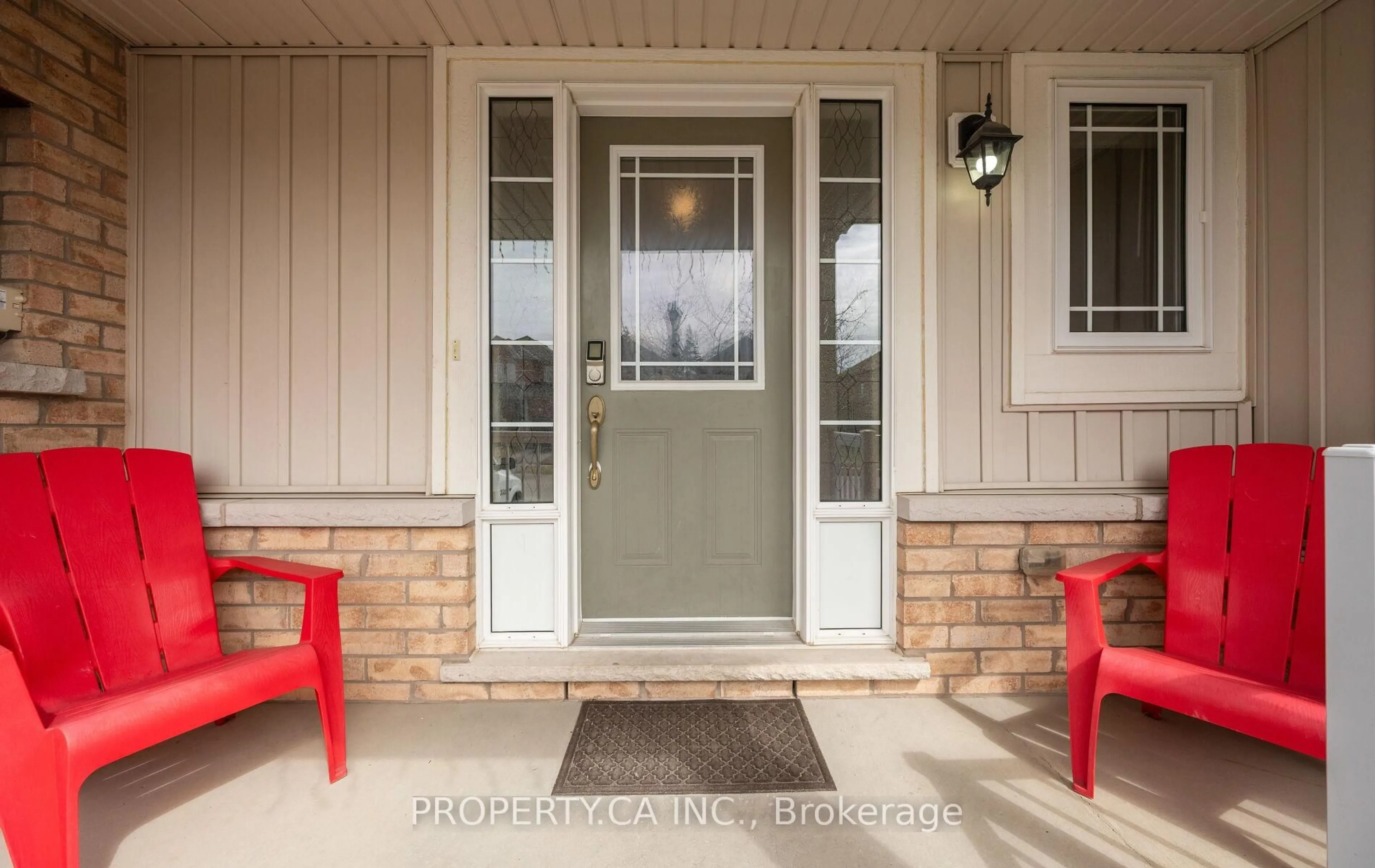Indoor entryway for 173 Thomas Ave, Brantford Ontario N3S 0E2