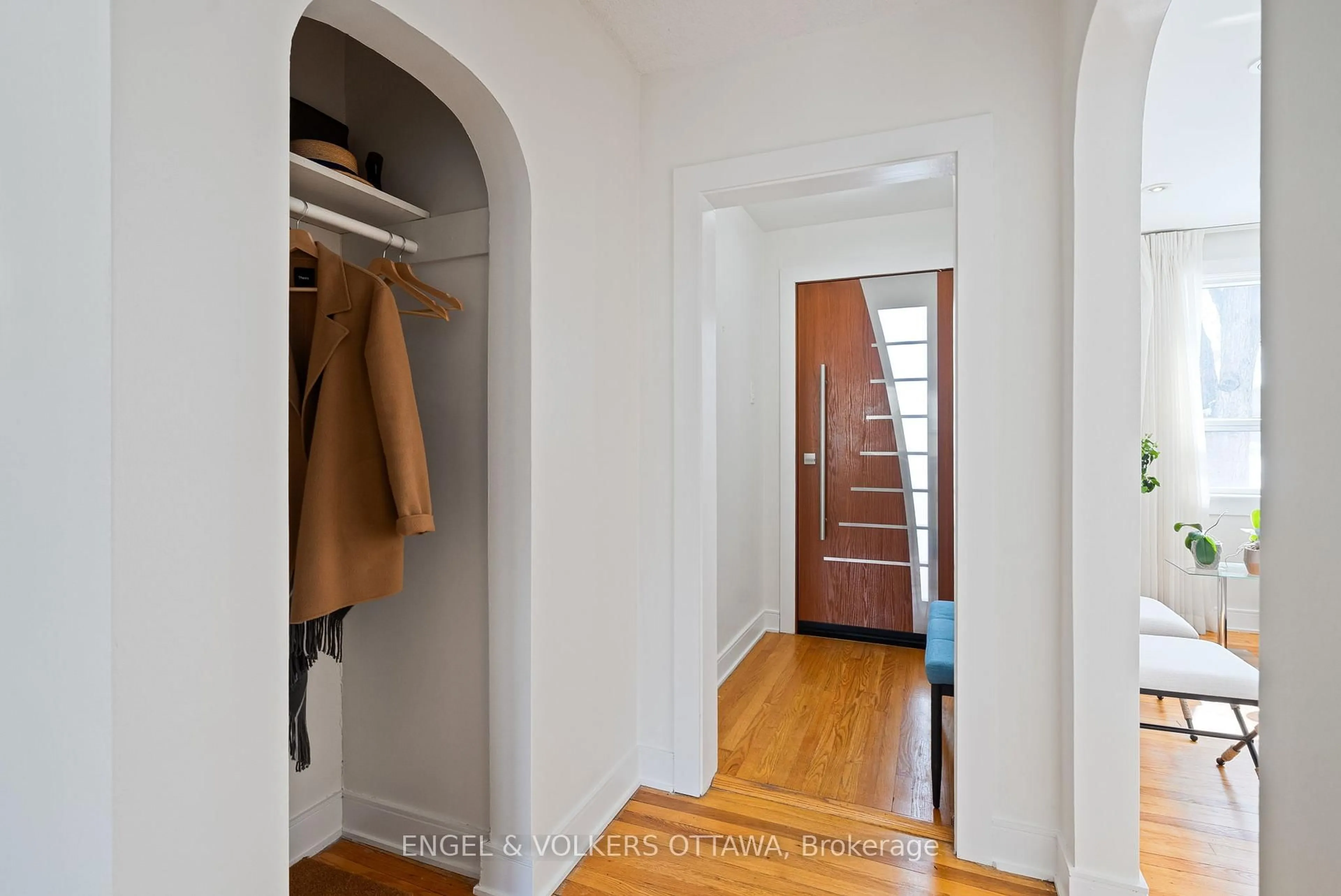 Indoor entryway for 315 Frost Ave, Ottawa Ontario K1H 5J1