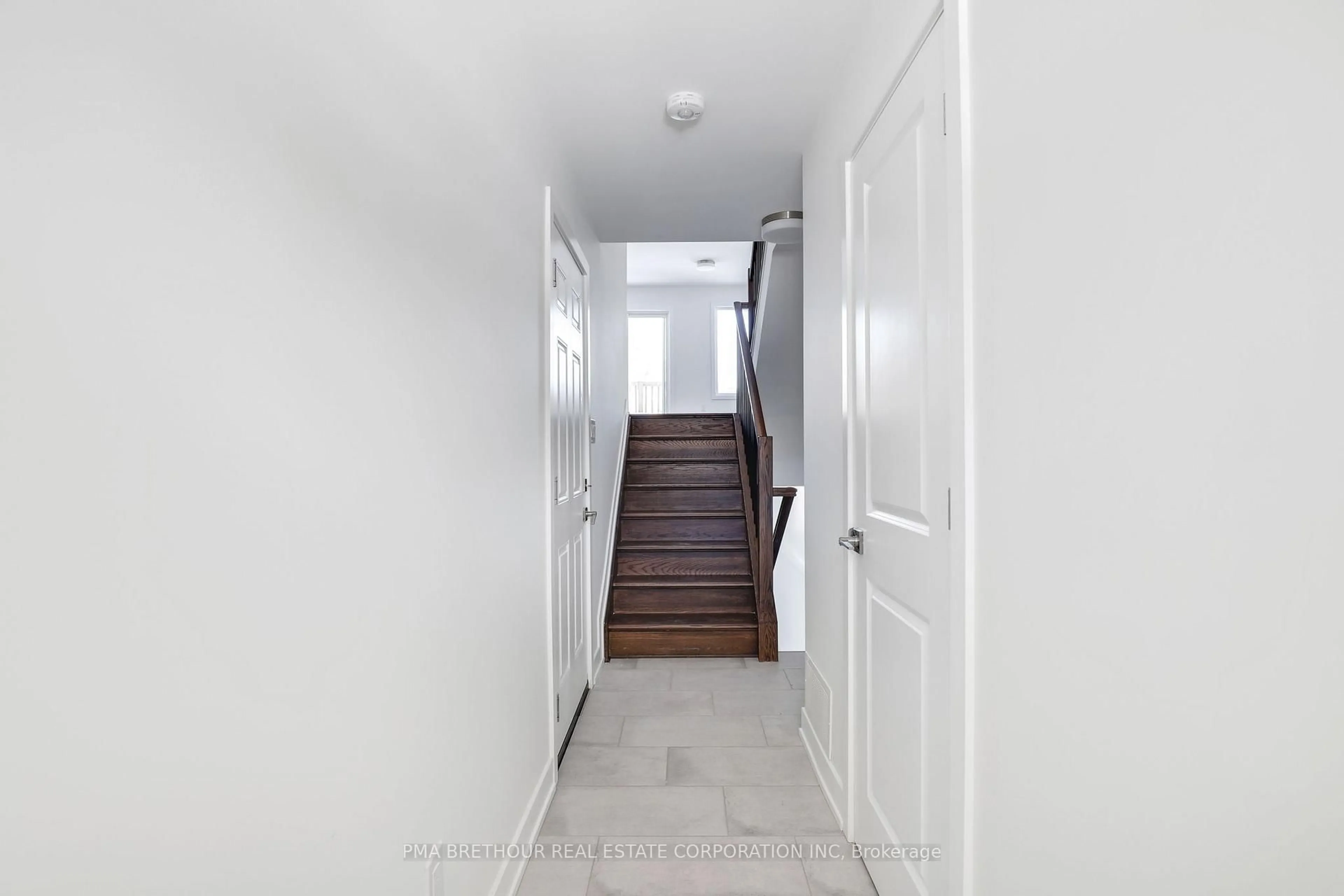 Indoor entryway for 754 St. John St, Merrickville-Wolford Ontario K0G 1N0