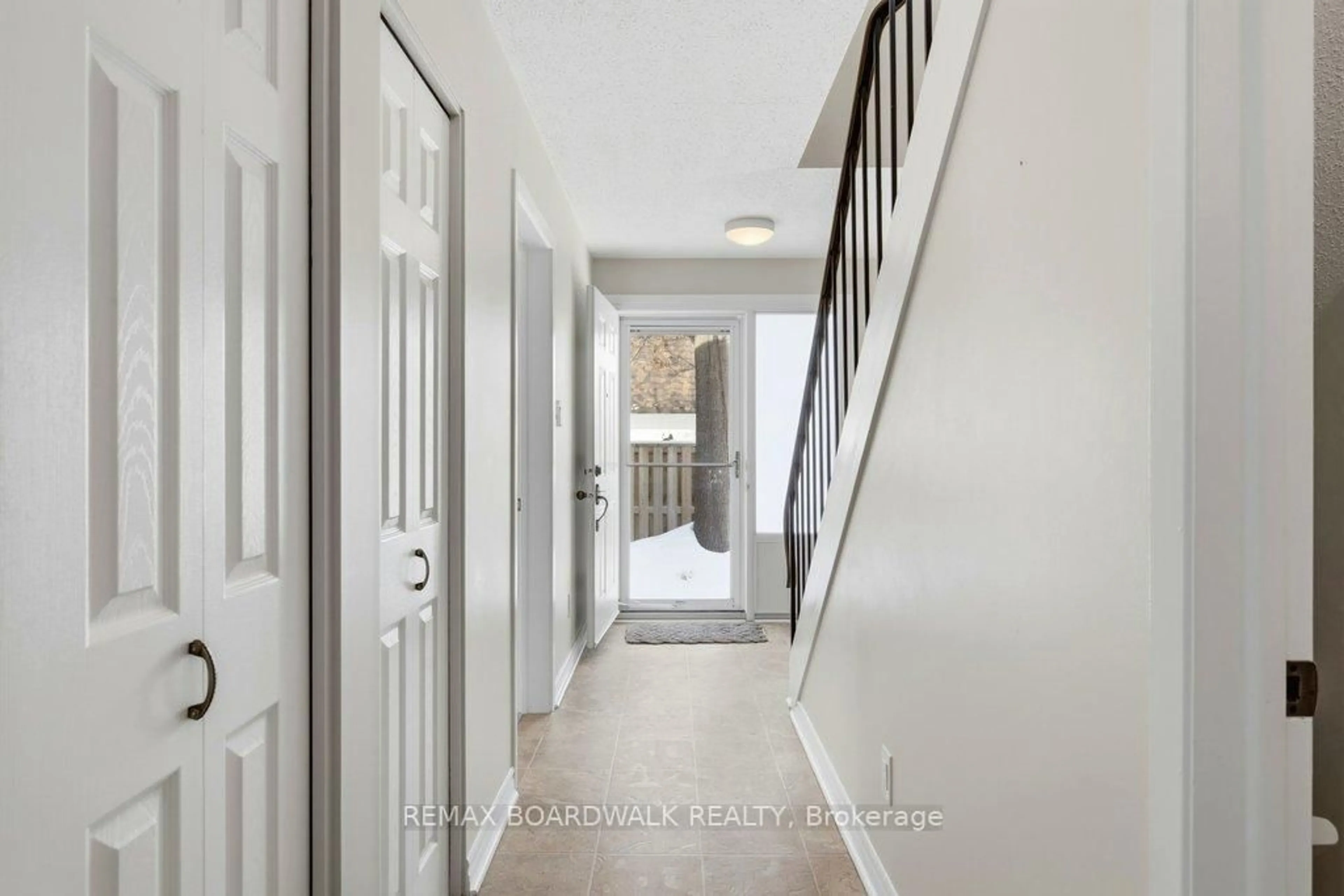 Indoor entryway for 837 Eastvale Dr #65, Ottawa Ontario K1J 7T5