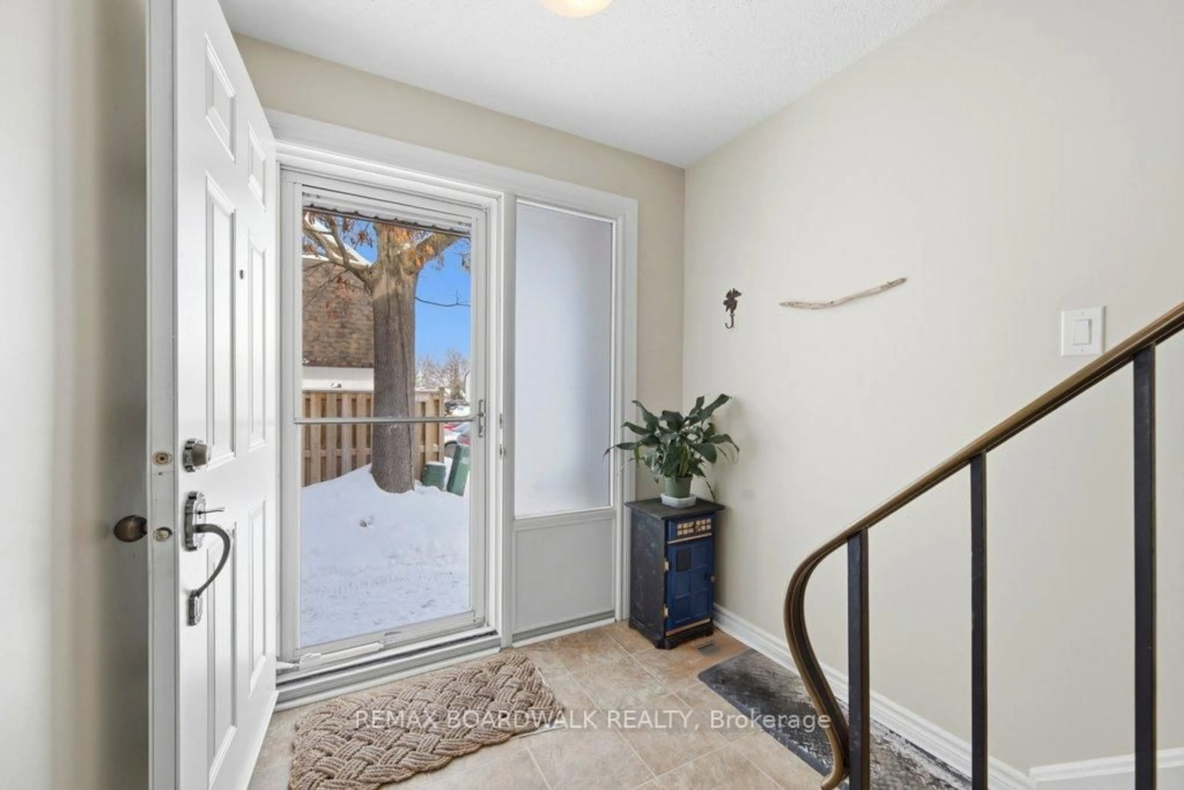Indoor entryway for 837 Eastvale Dr #65, Ottawa Ontario K1J 7T5