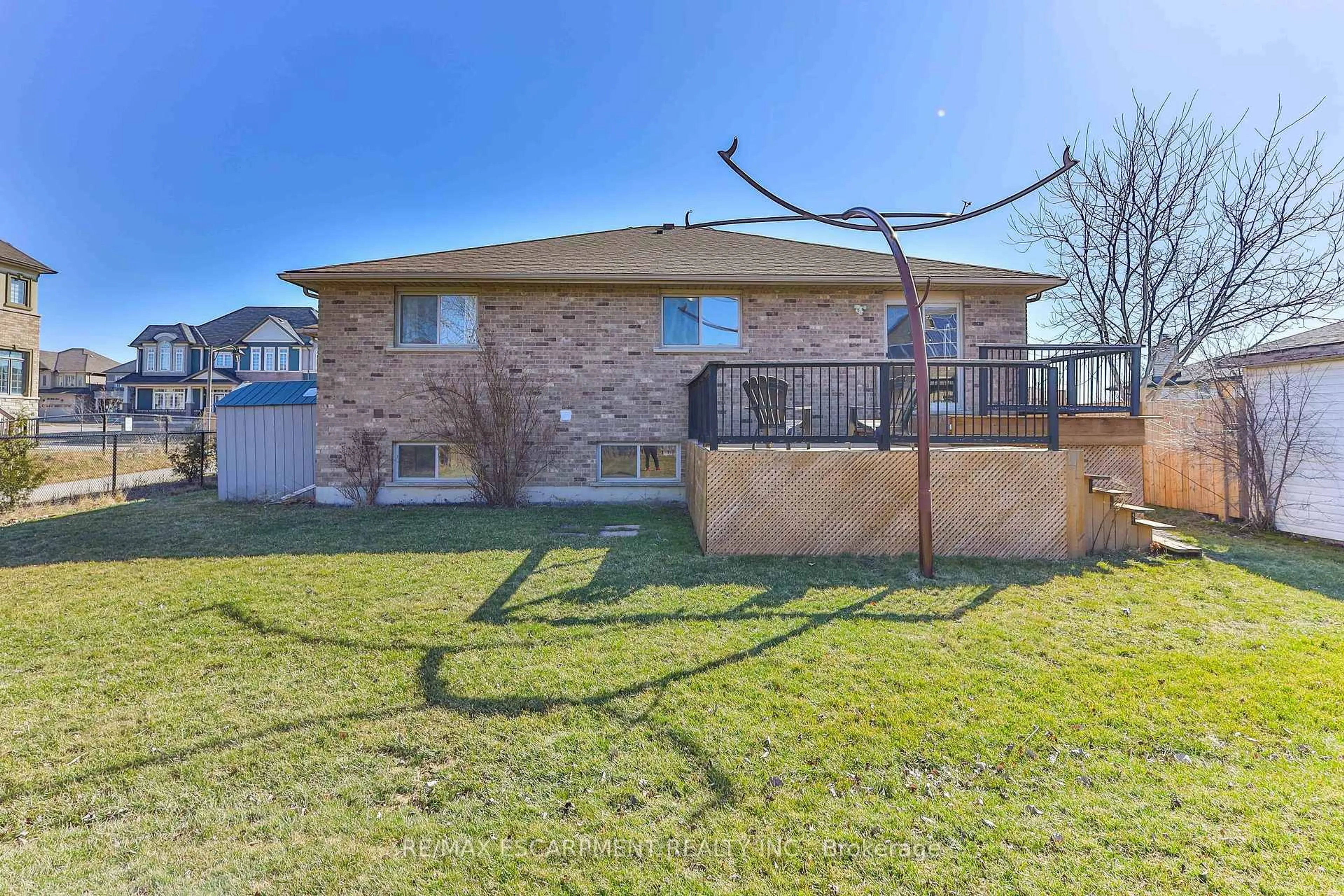 A pic from outside/outdoor area/front of a property/back of a property/a pic from drone, street for 98 THOMAS Ave, Brantford Ontario N3S 7V4