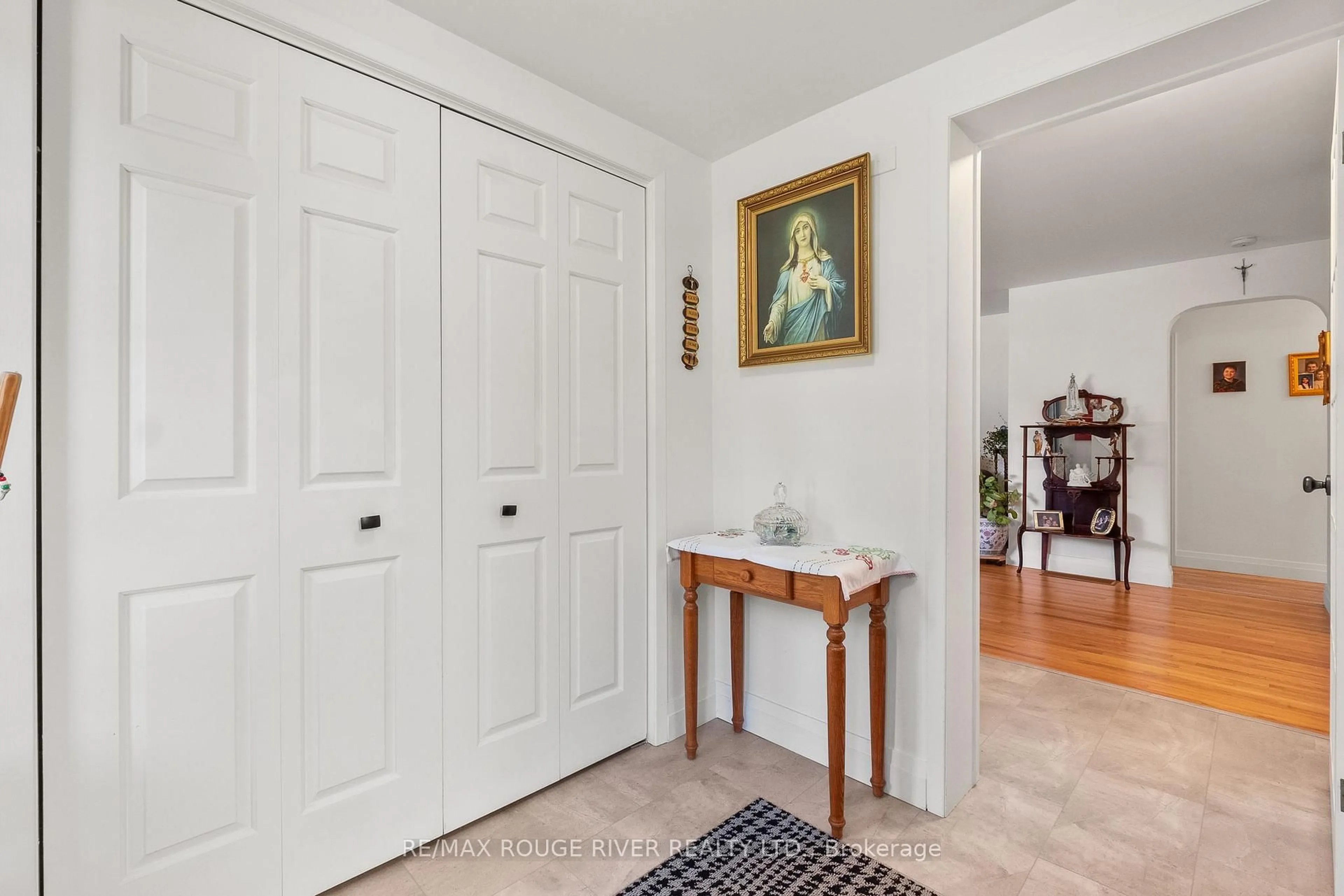 Indoor entryway for 10 Cheer Dr, Brighton Ontario K0K 1H0