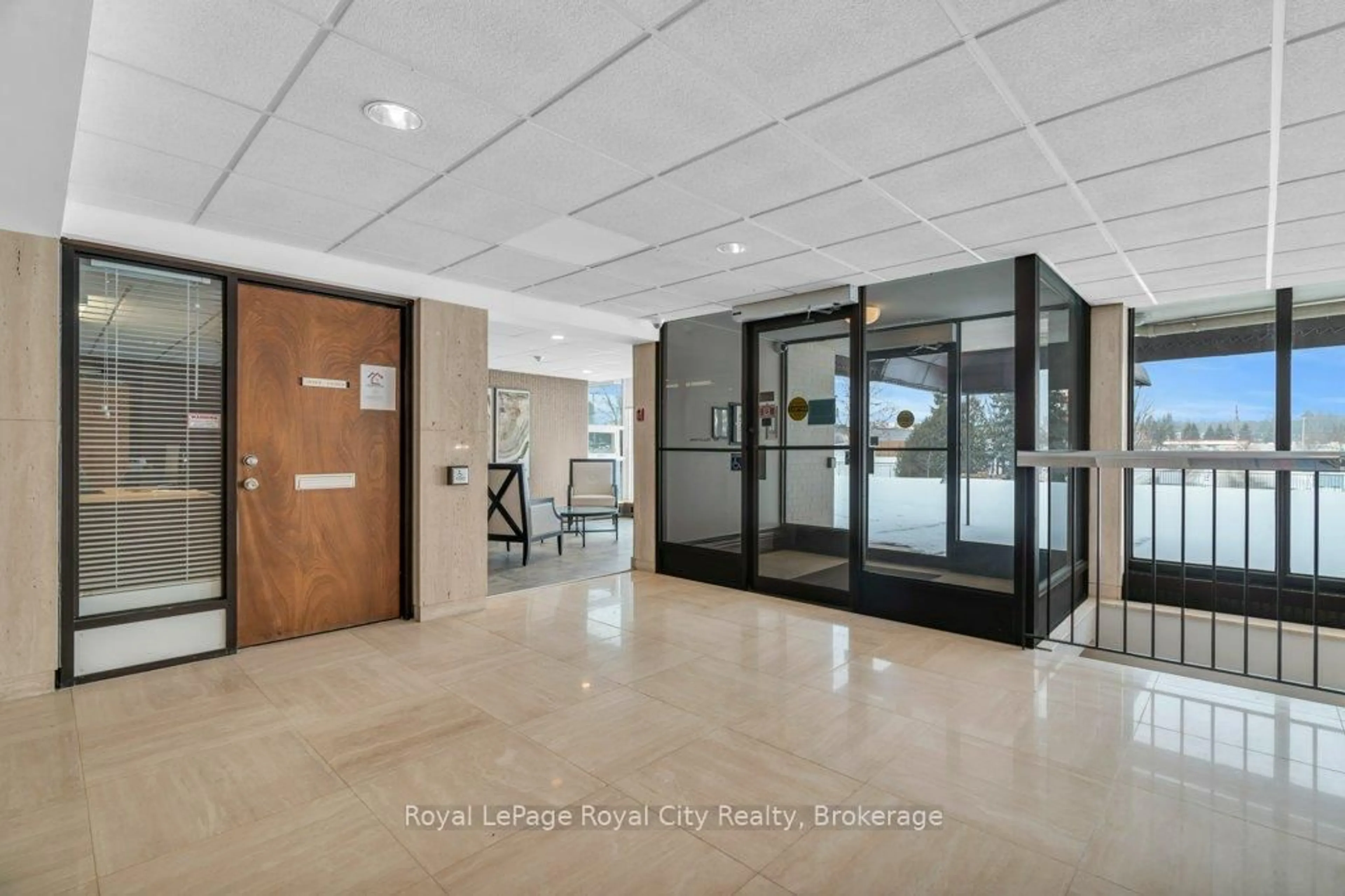 Indoor foyer for 19 Woodlawn Rd #511, Guelph Ontario N1H 7B1