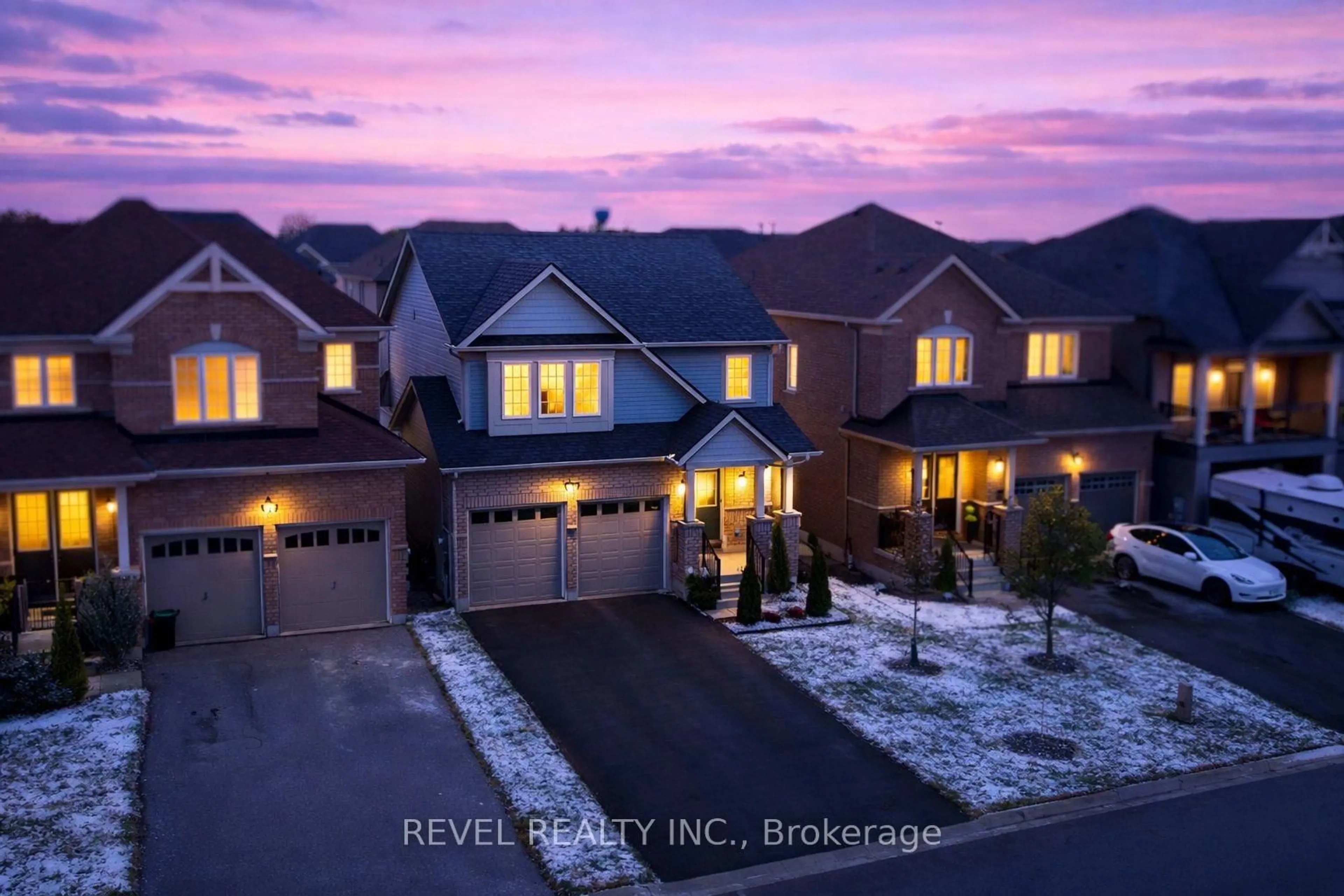 A pic from outside/outdoor area/front of a property/back of a property/a pic from drone, street for 693 Mcmullen St, Shelburne Ontario L9V 3X4