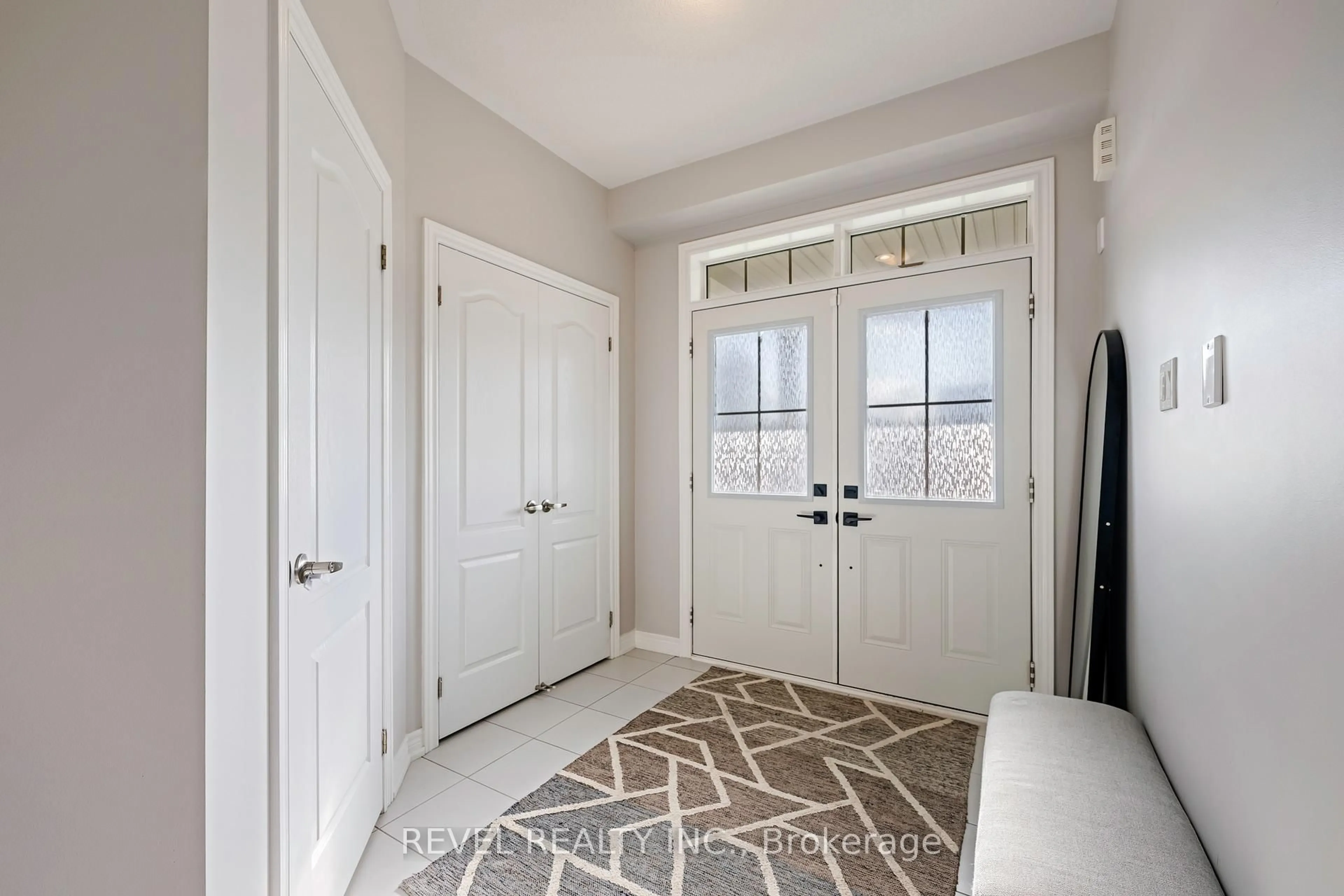 Indoor entryway for 693 Mcmullen St, Shelburne Ontario L9V 3X4
