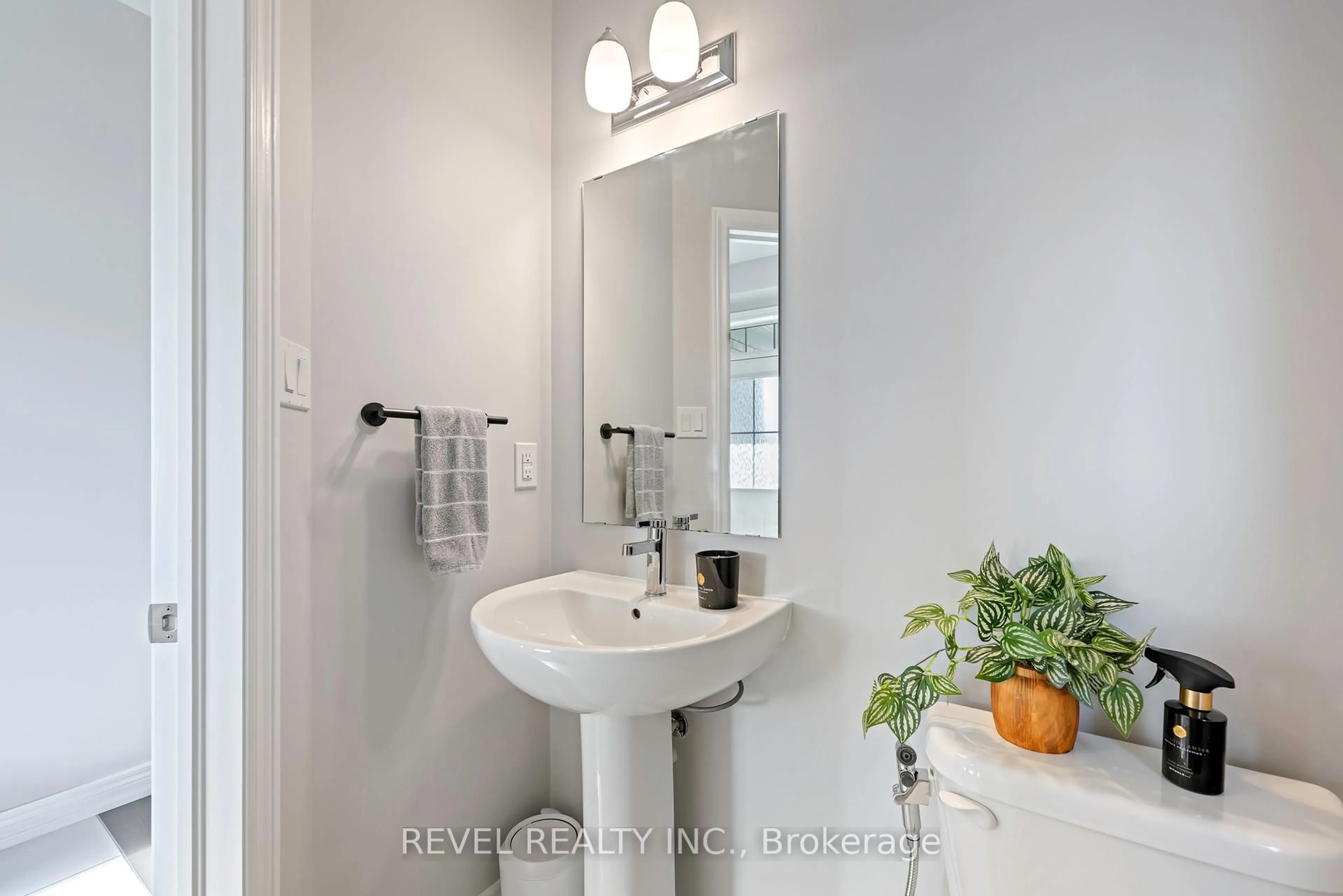 Standard bathroom, ceramic/tile floor for 693 Mcmullen St, Shelburne Ontario L9V 3X4