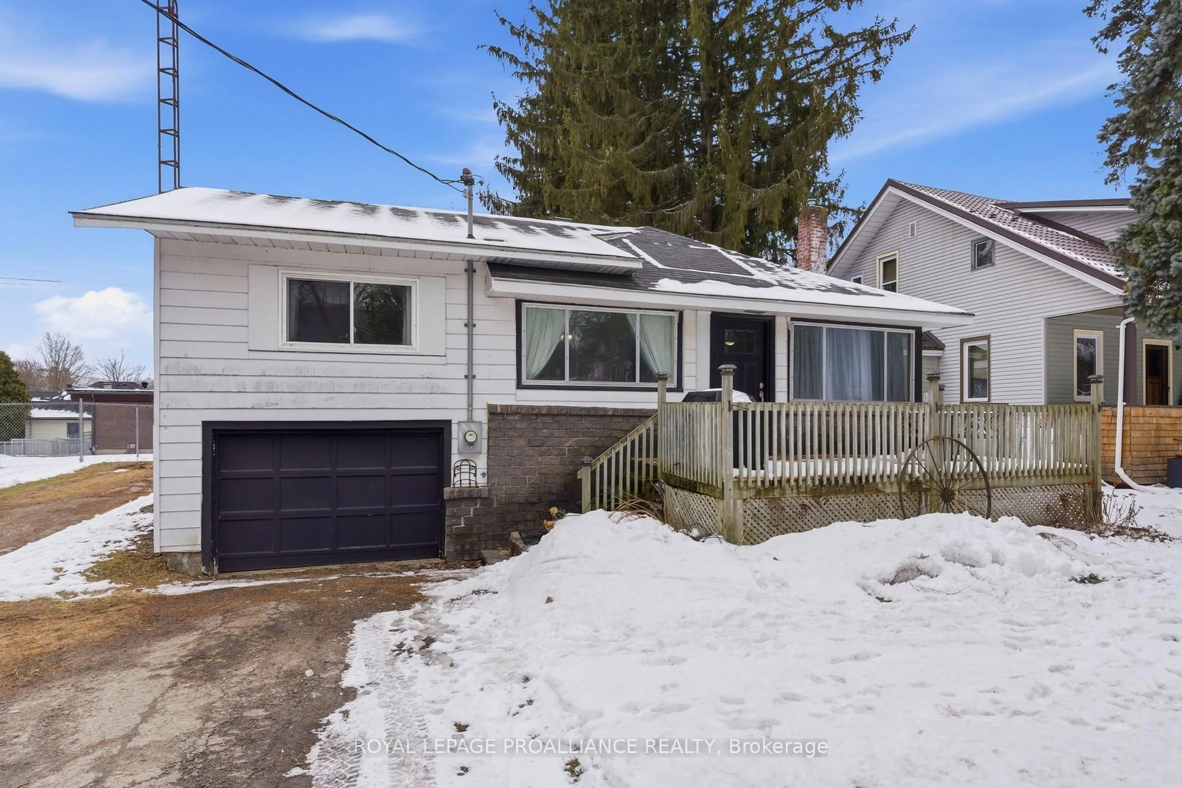 Home with vinyl exterior material, street for 18 Quabbin Rd, Front of Yonge Ontario K0E 1R0