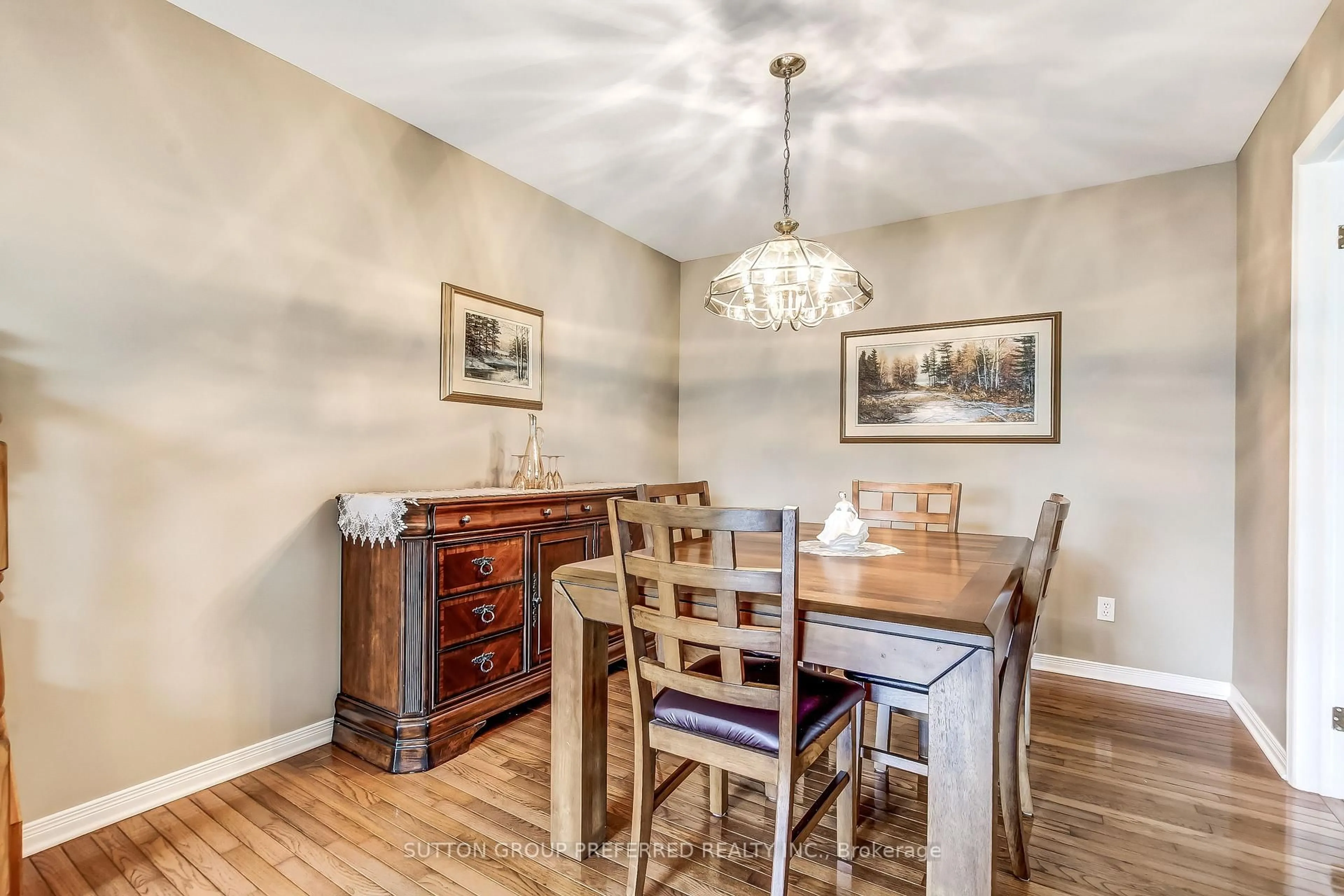 Dining room, wood/laminate floor for 30 Folkstone Crt, London East Ontario N5V 4Y3