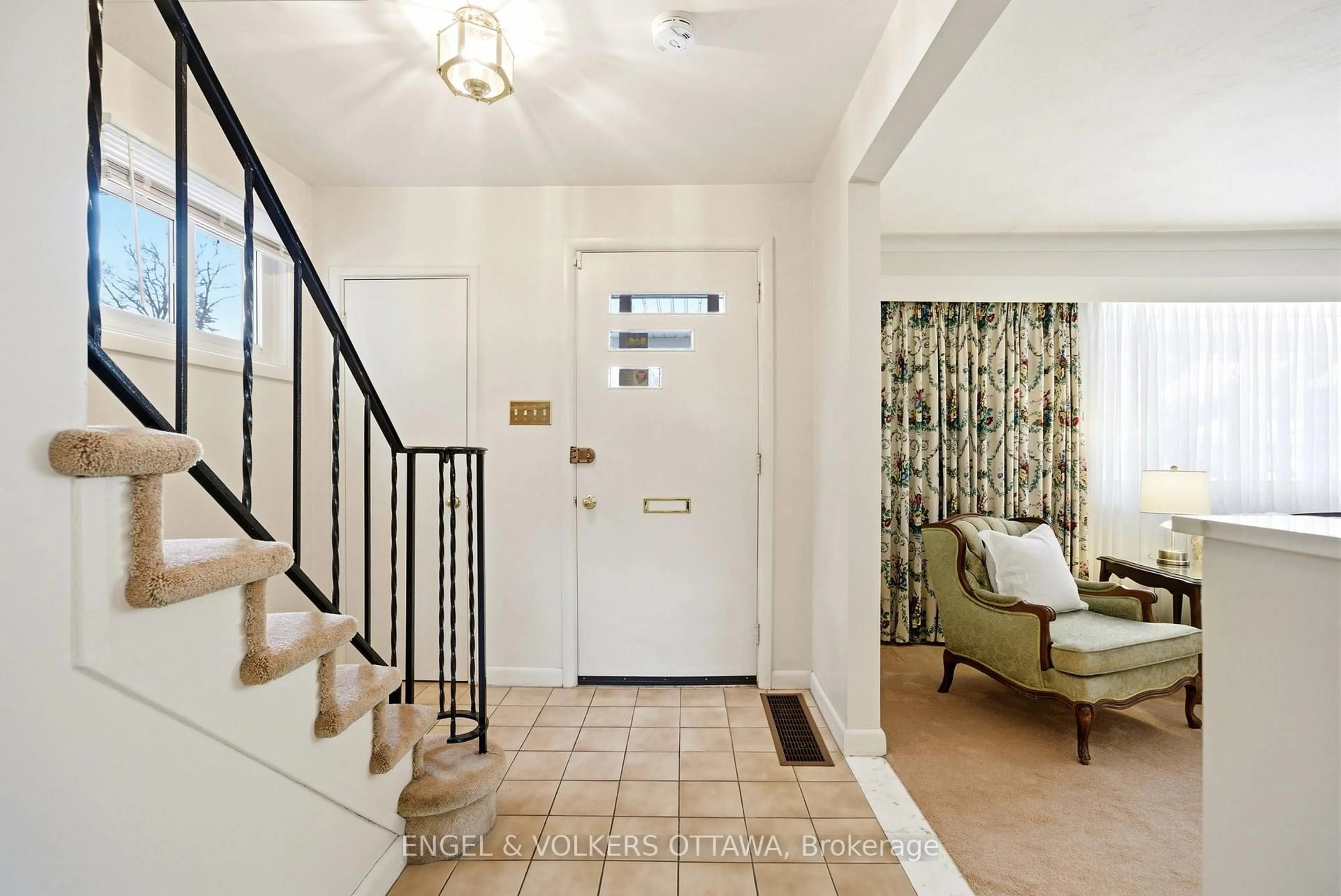 Indoor entryway for 1148 Castle Hill Cres, Ottawa Ontario K2C 2A8