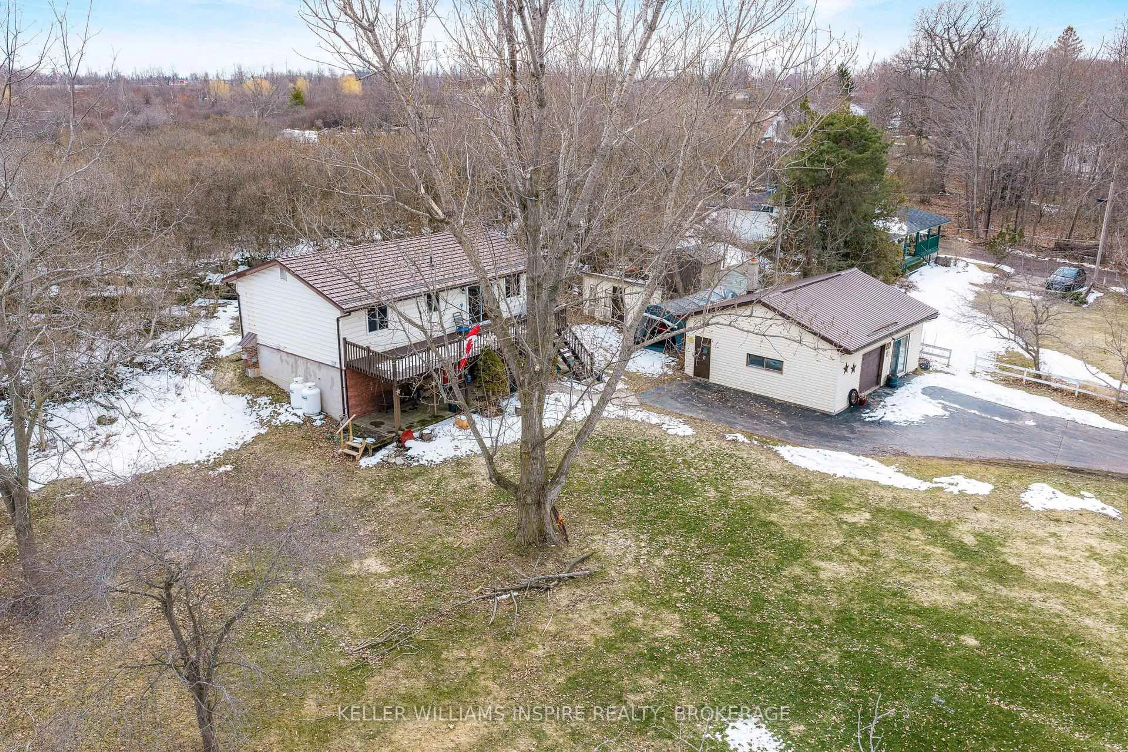 A pic from outside/outdoor area/front of a property/back of a property/a pic from drone, unknown for 23 Lucinda St, Wolfe Island Ontario K0H 2Y0
