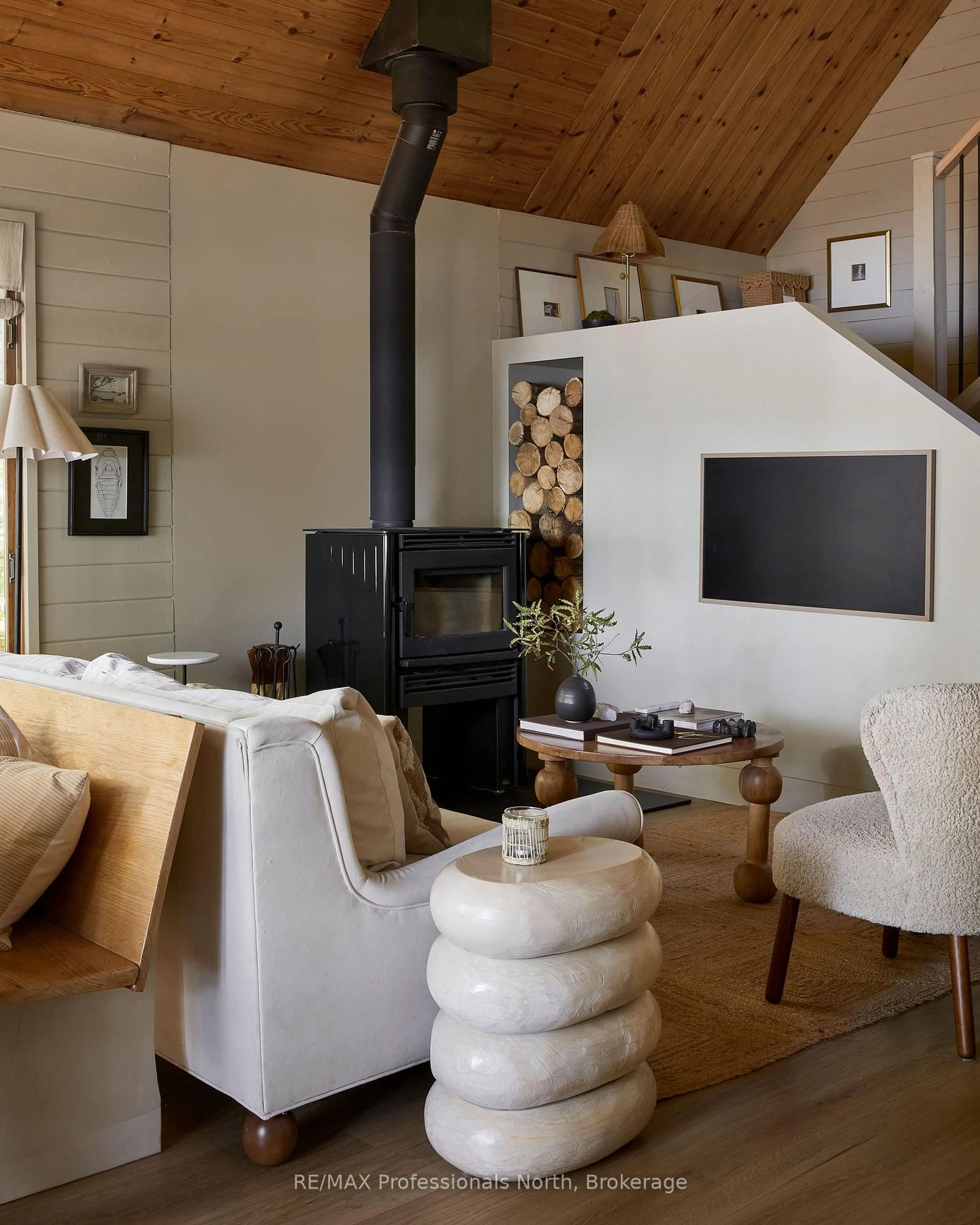 Living room with furniture, unknown for 1036 Barbara Rd, Dysart et al Ontario K0L 1M1