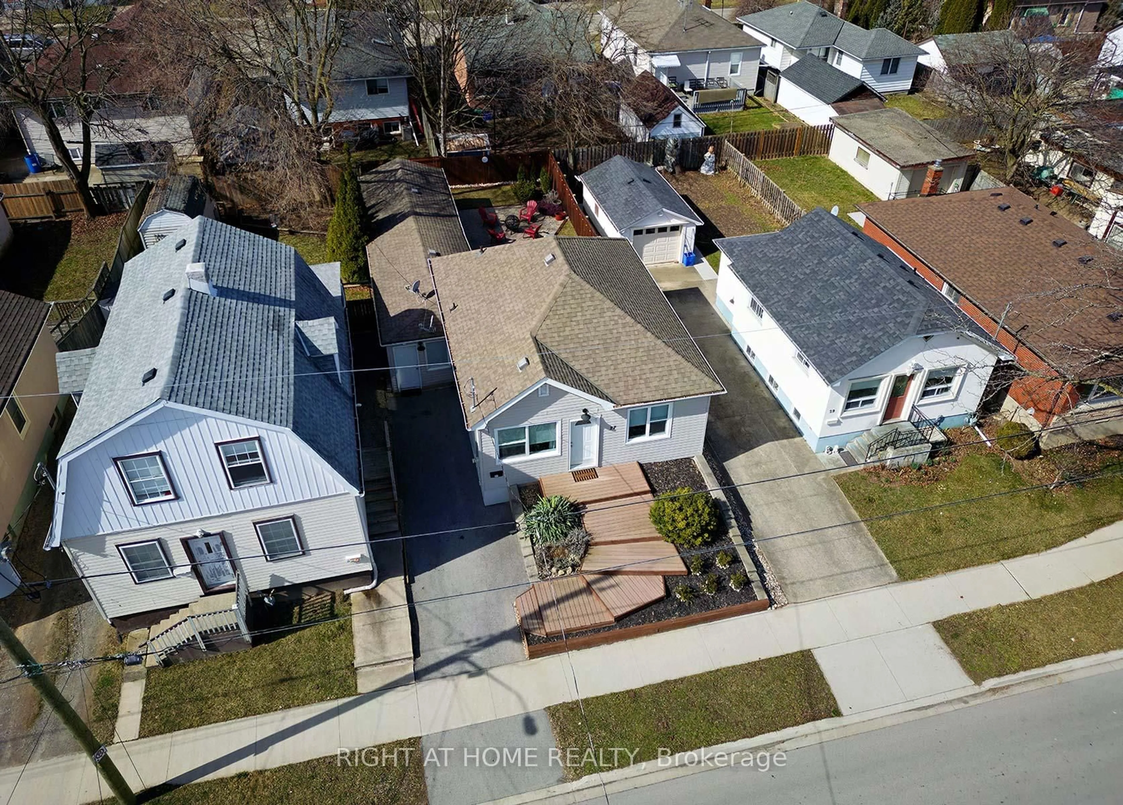 A pic from outside/outdoor area/front of a property/back of a property/a pic from drone, street for 27 Brighton Ave, St. Catharines Ontario L2M 5S6