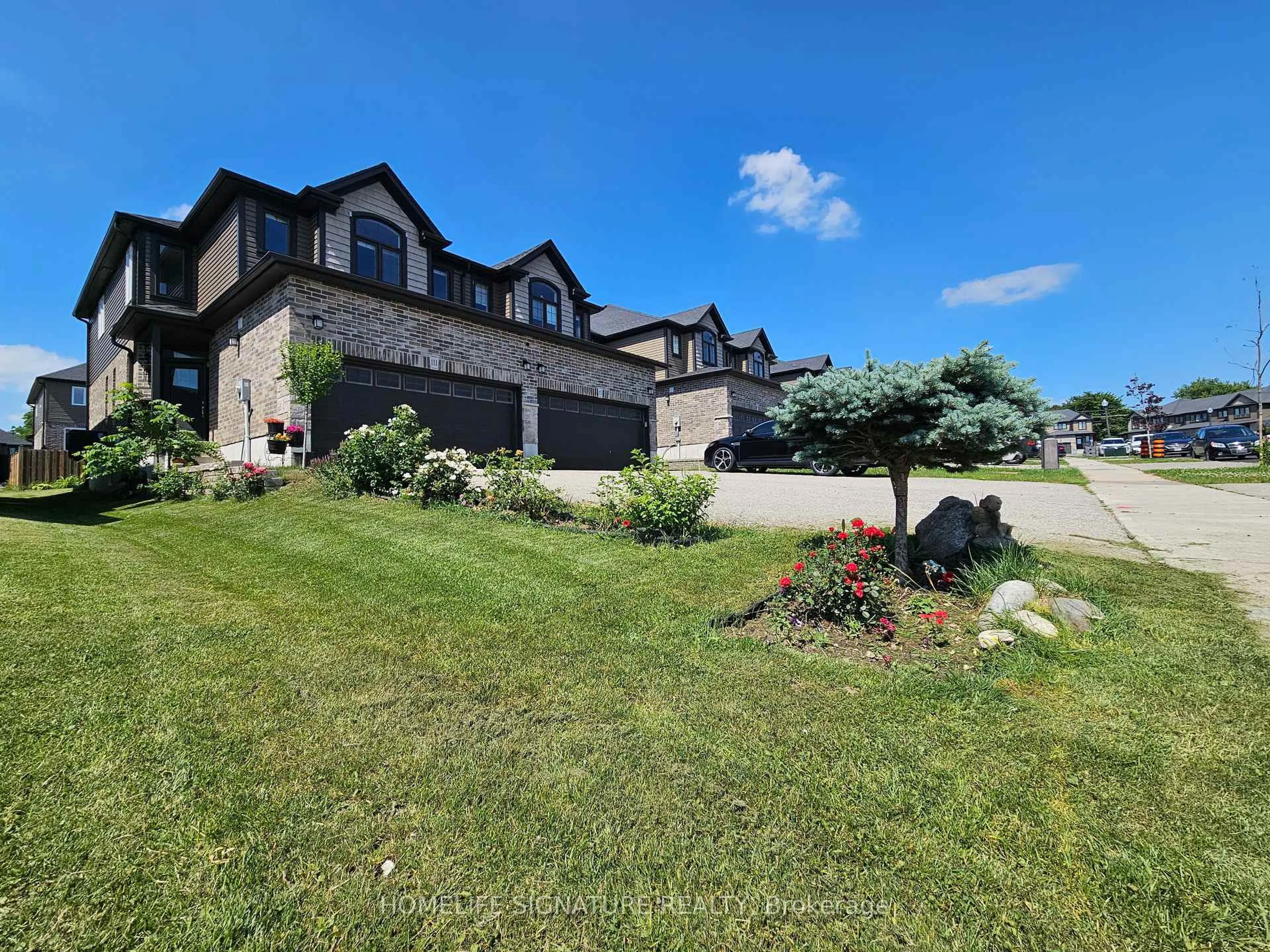 A pic from outside/outdoor area/front of a property/back of a property/a pic from drone, unknown for 111 Links Cres, Woodstock Ontario N4T 0K7