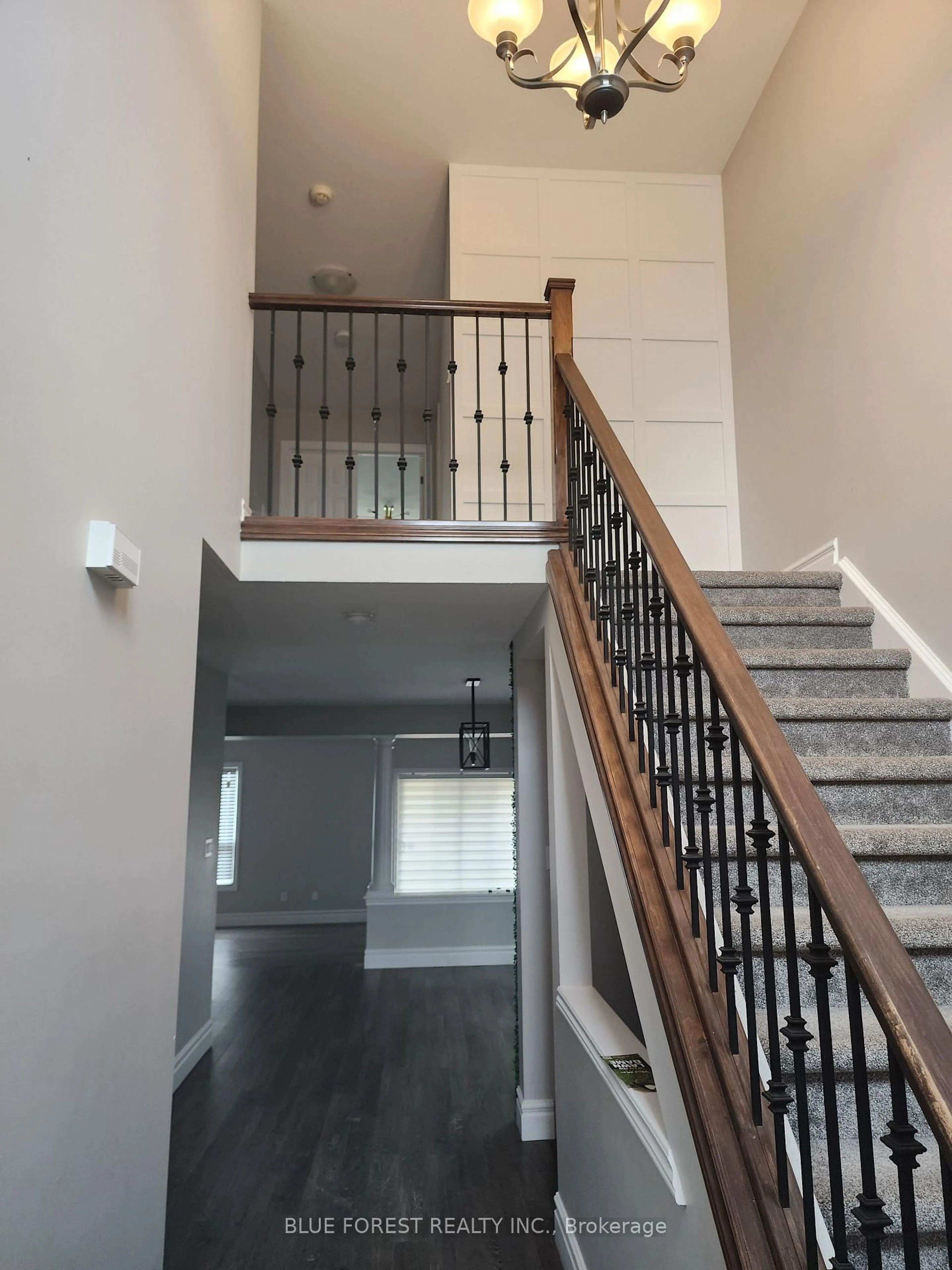 Indoor foyer for 3197 Meadowgate Blvd, London South Ontario N6M 0B7