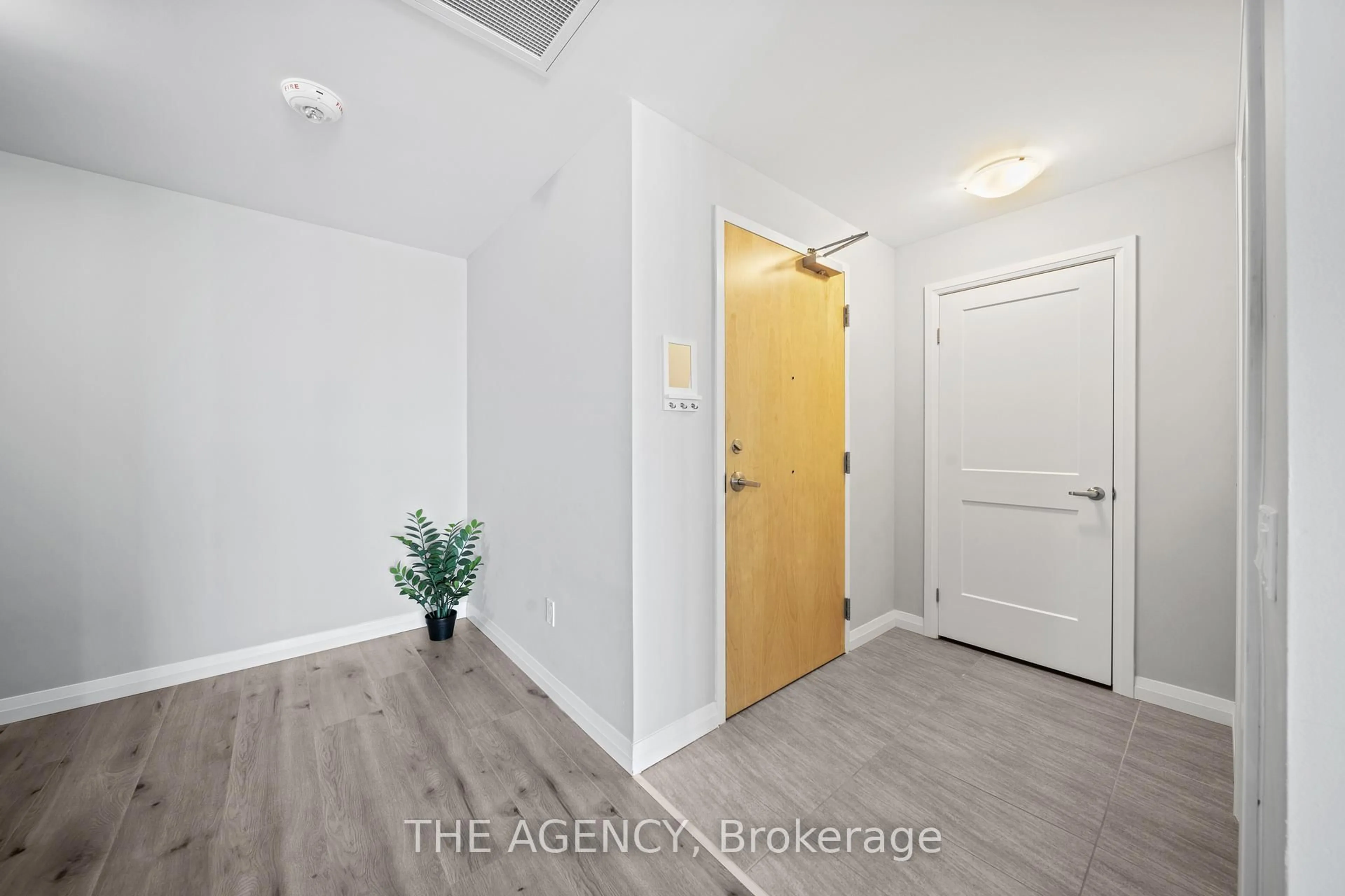 Indoor entryway for 60 Charles St #2712, Kitchener Ontario N2G 0C9