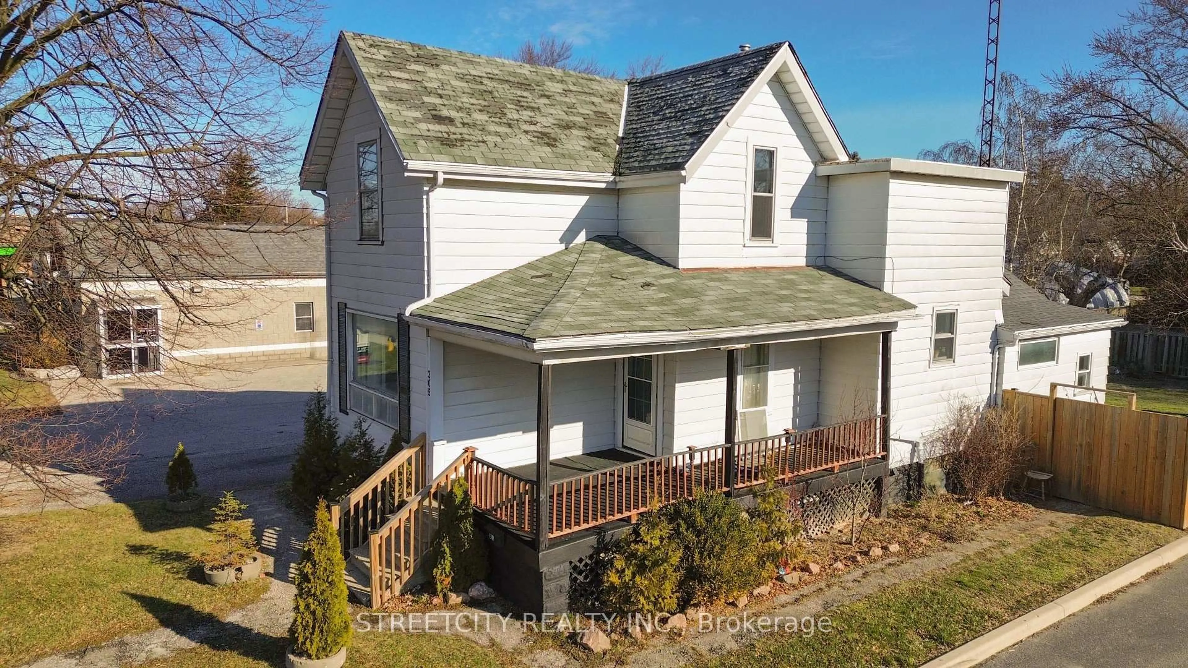 A pic from outside/outdoor area/front of a property/back of a property/a pic from drone, street for 305 St Clair St, Chatham-Kent Ontario N7L 3J8