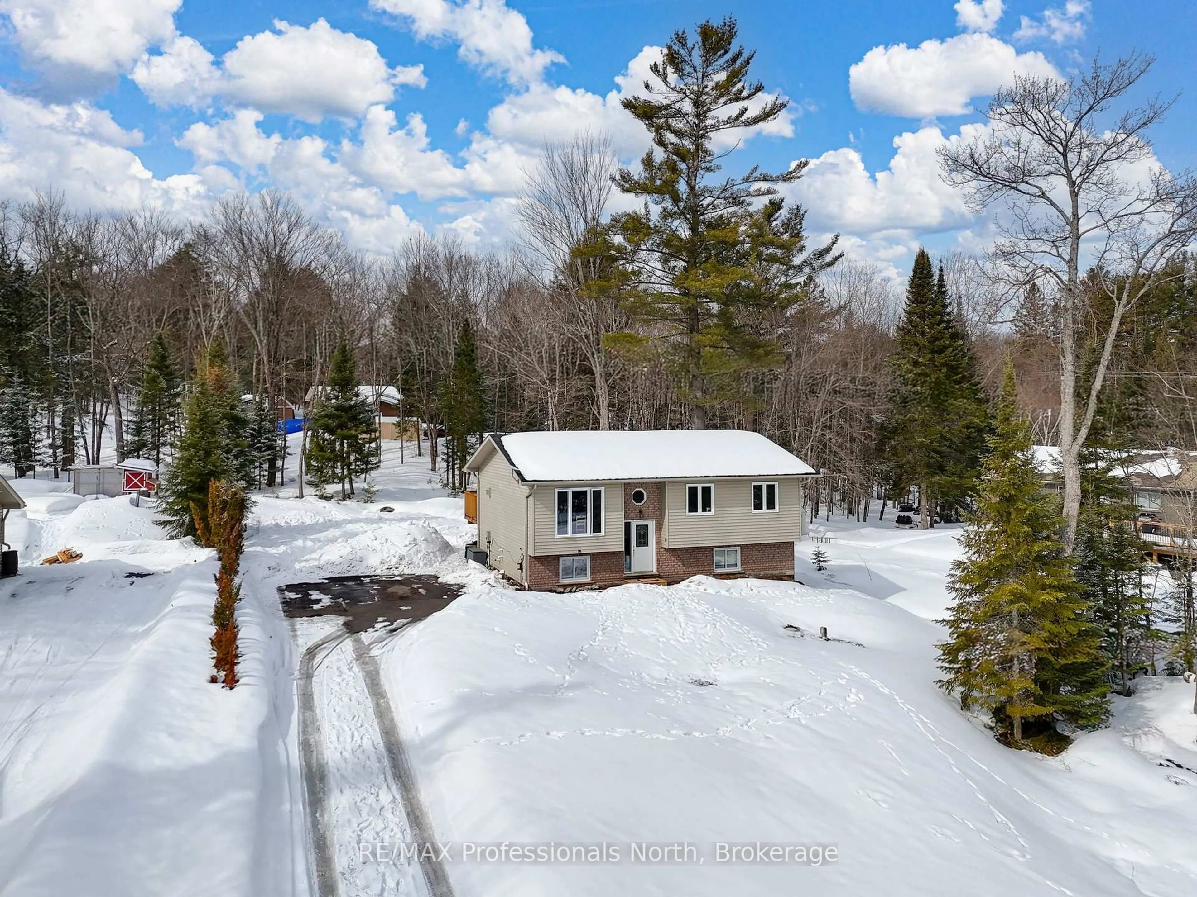 A pic from outside/outdoor area/front of a property/back of a property/a pic from drone, unknown for 1036 Post Rd, Bracebridge Ontario P1L 1W9