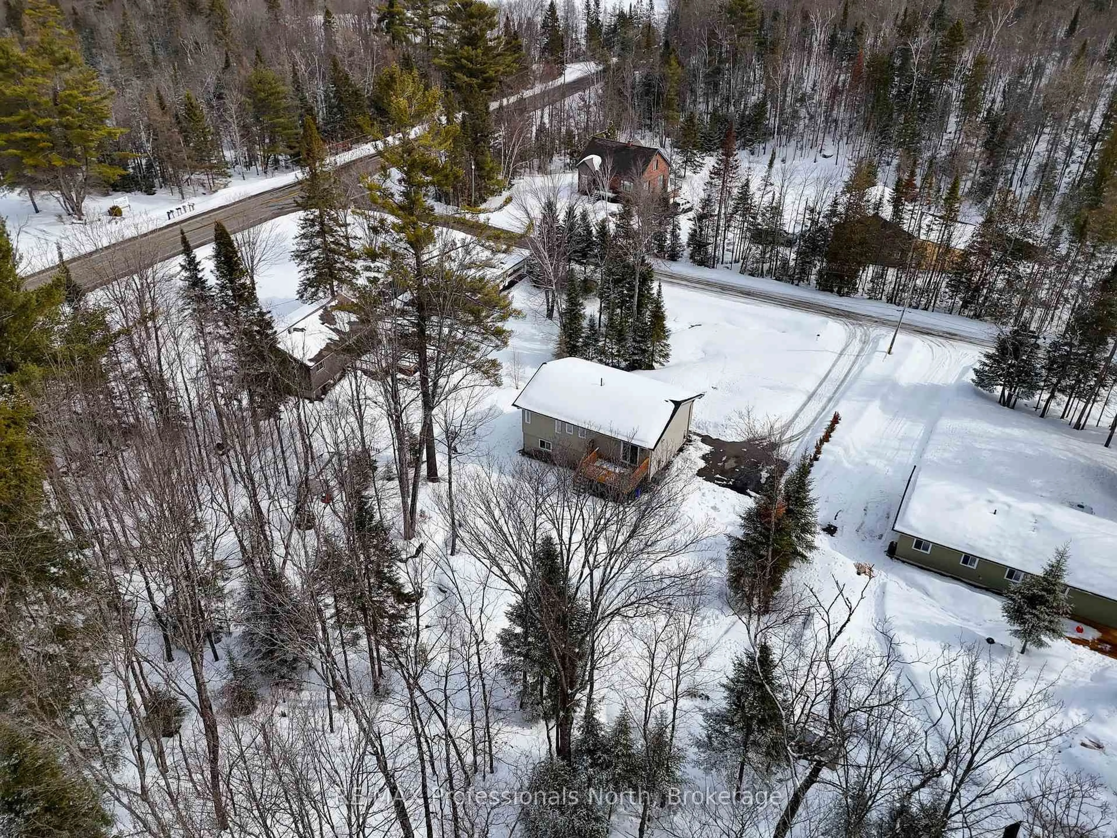 A pic from outside/outdoor area/front of a property/back of a property/a pic from drone, street for 1036 Post Rd, Bracebridge Ontario P1L 1W9
