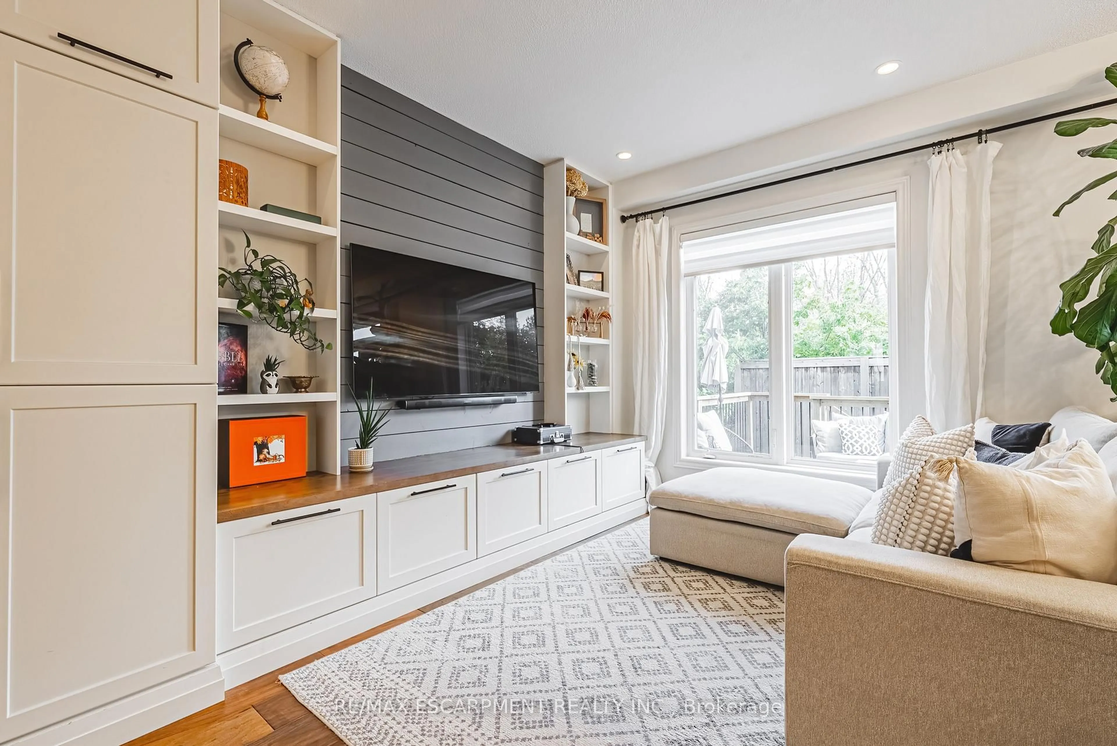 Home theater for 83 Southshore Cres, Hamilton Ontario L8E 0J3