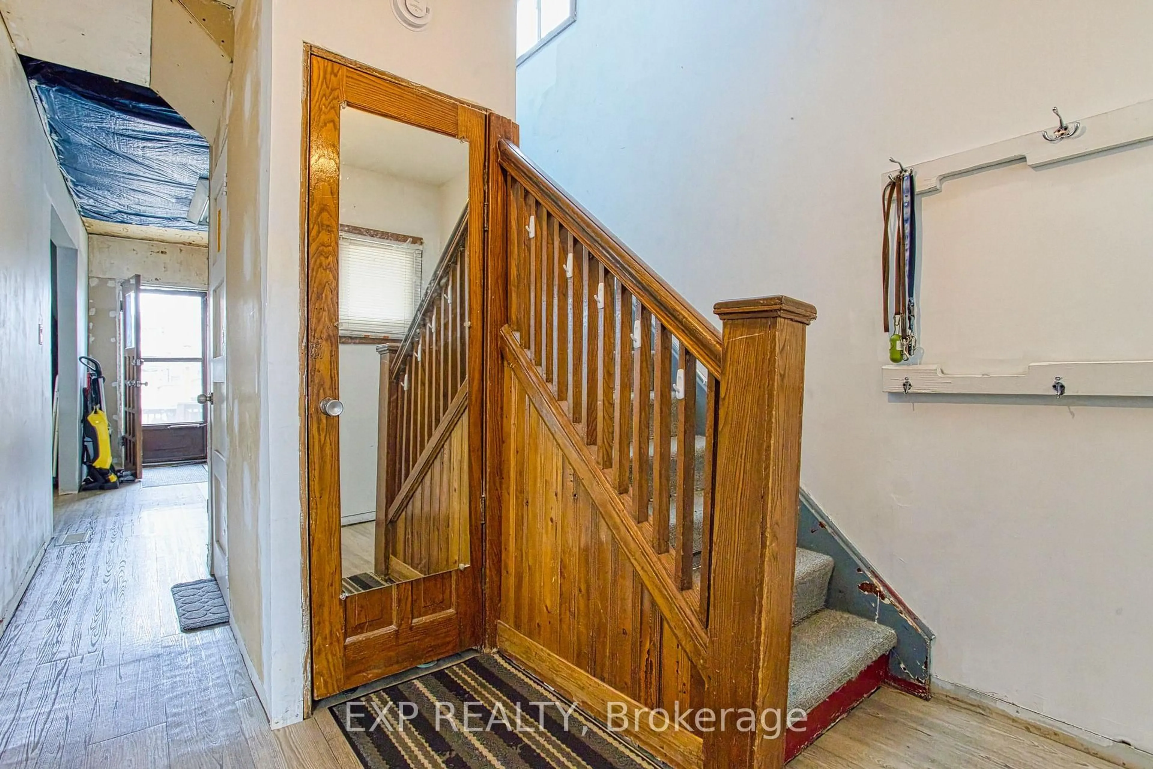 Indoor entryway for 145 Albany Ave, Hamilton Ontario L8H 2H7